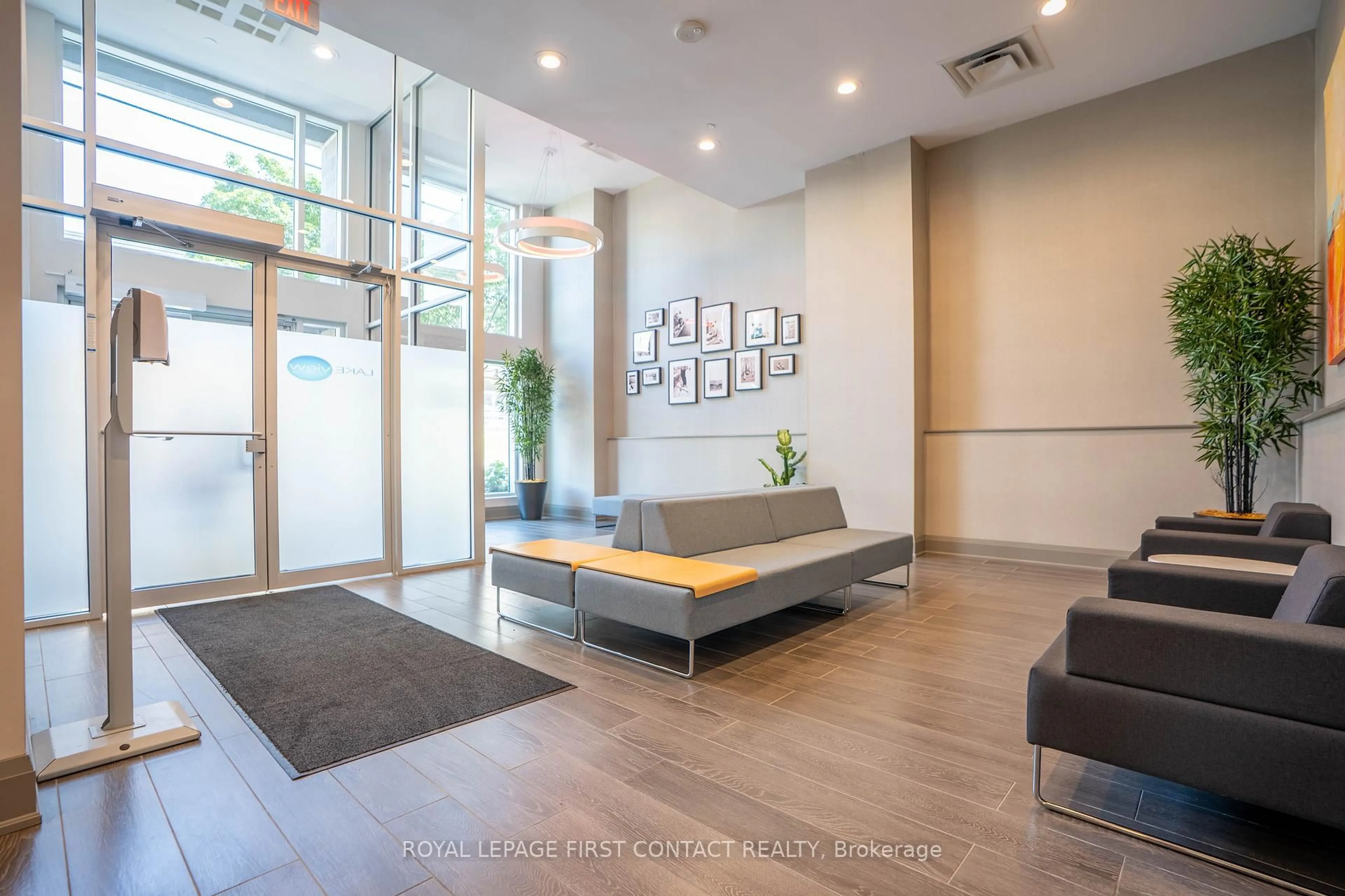 Indoor foyer for 111 WORSLEY St #PH5, Barrie Ontario L4M 0J5