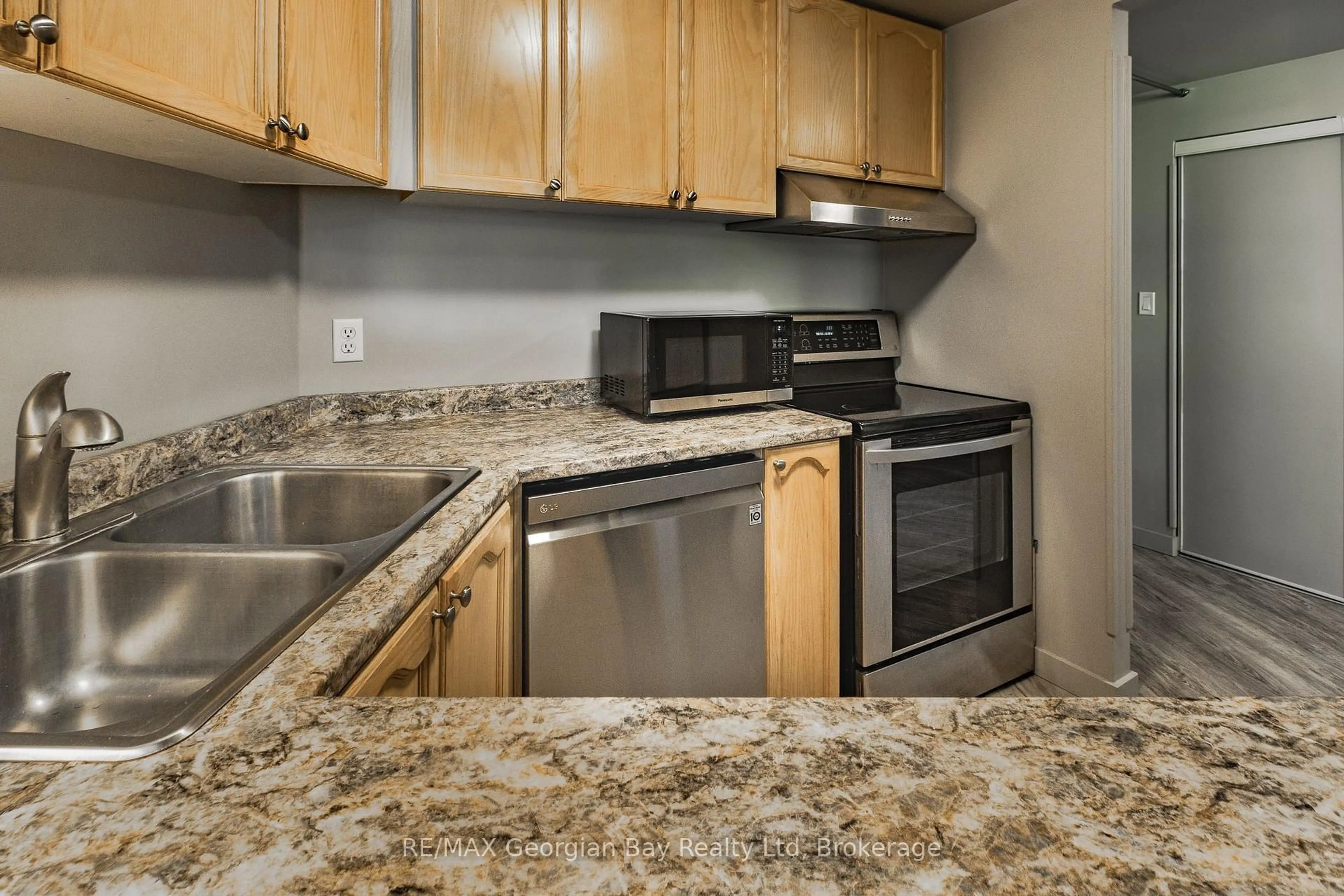 Standard kitchen, unknown for 11 Beck Blvd #102, Penetanguishene Ontario L9M 2G1