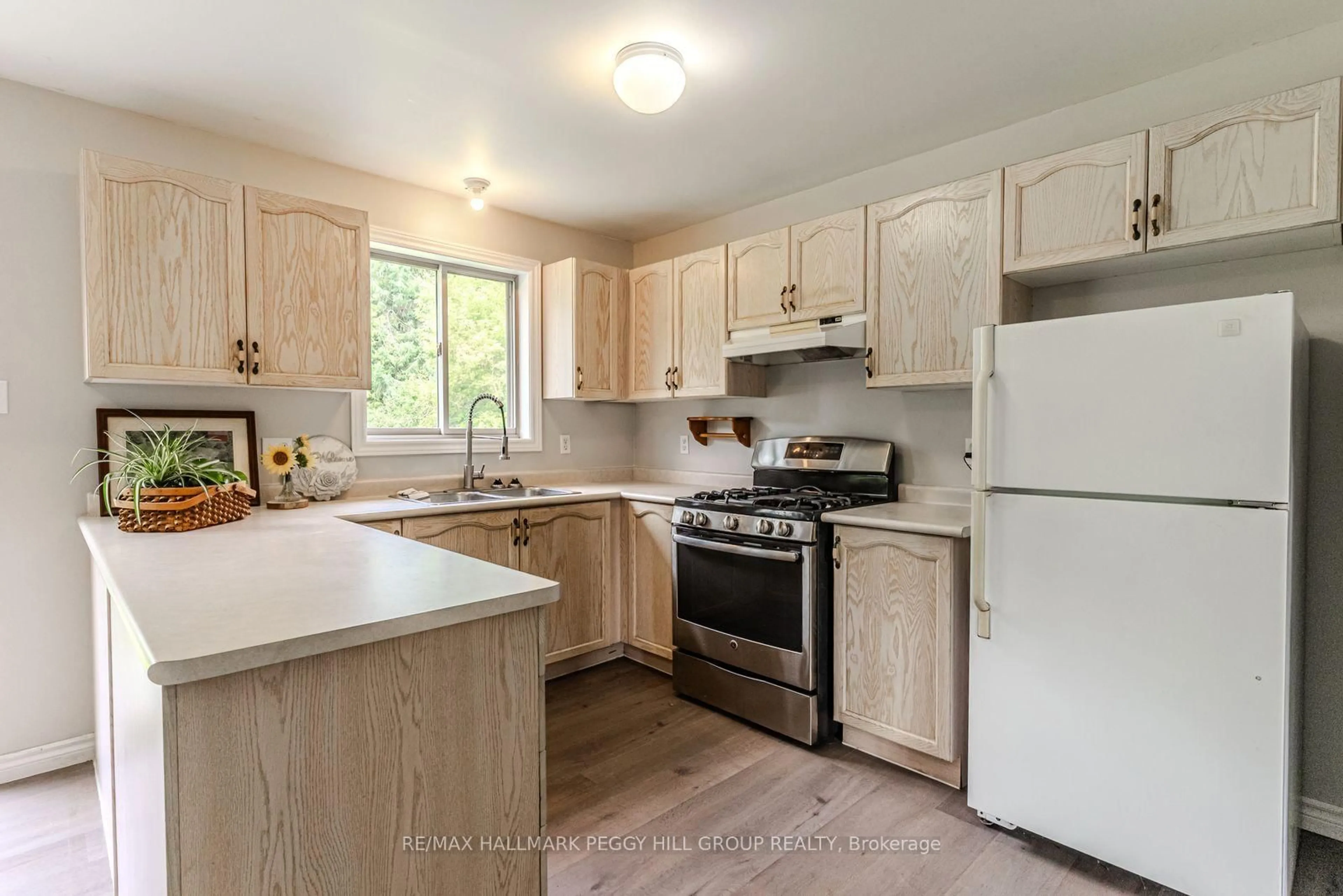 Standard kitchen, unknown for 55 Marlow Circ, Springwater Ontario L0L 1V0