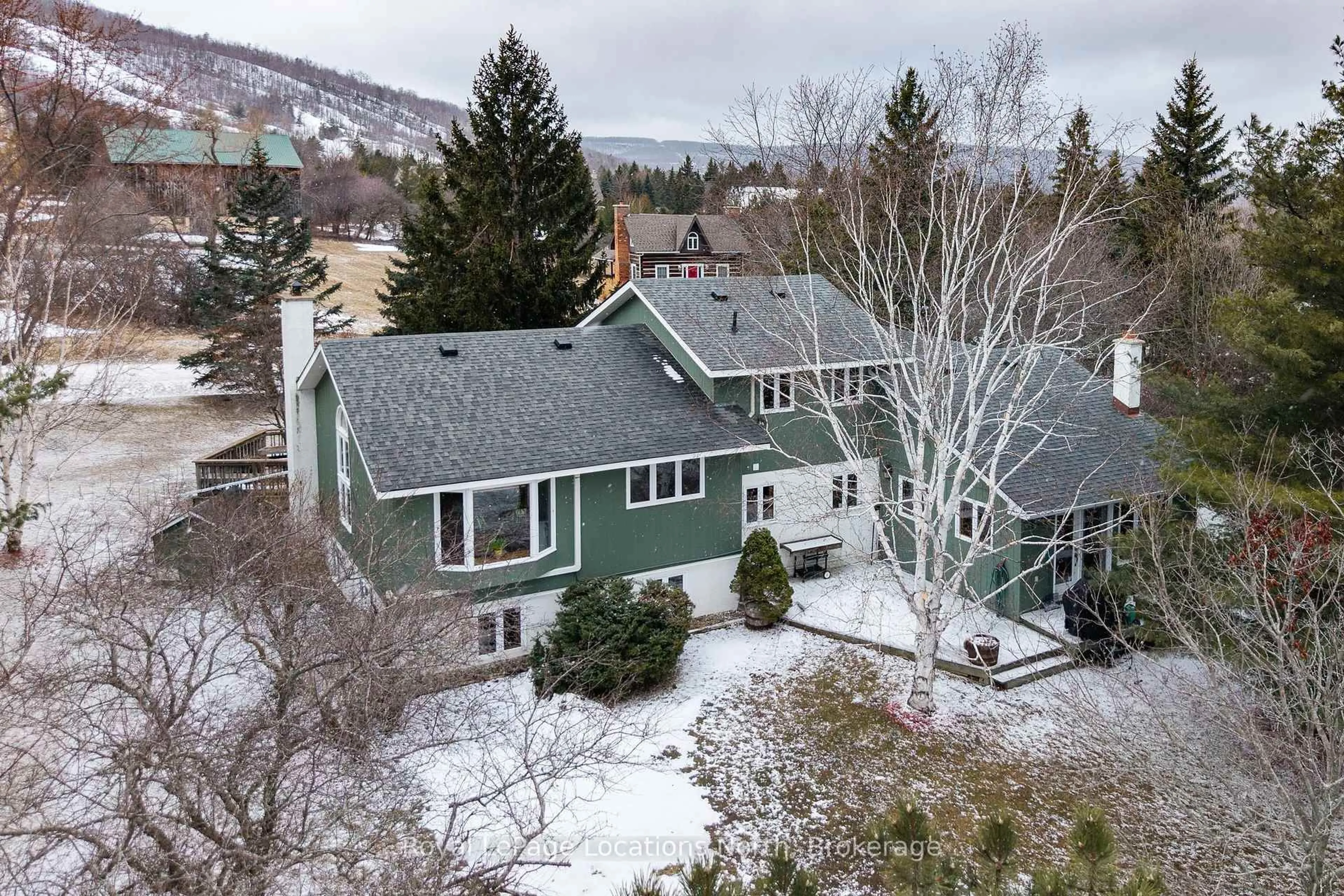 A pic from outside/outdoor area/front of a property/back of a property/a pic from drone, mountain view for 26 Oslerview Dr, Clearview Ontario L9Y 3Y9