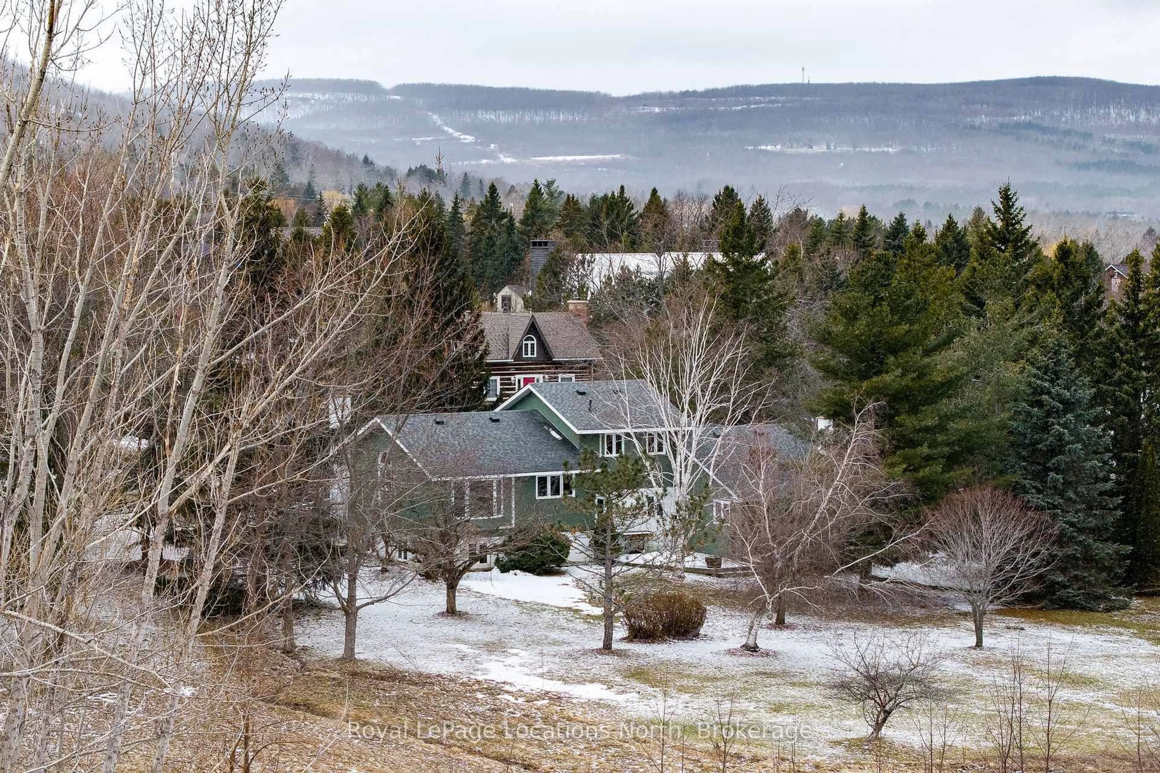 A pic from outside/outdoor area/front of a property/back of a property/a pic from drone, mountain view for 26 Oslerview Dr, Clearview Ontario L9Y 3Y9