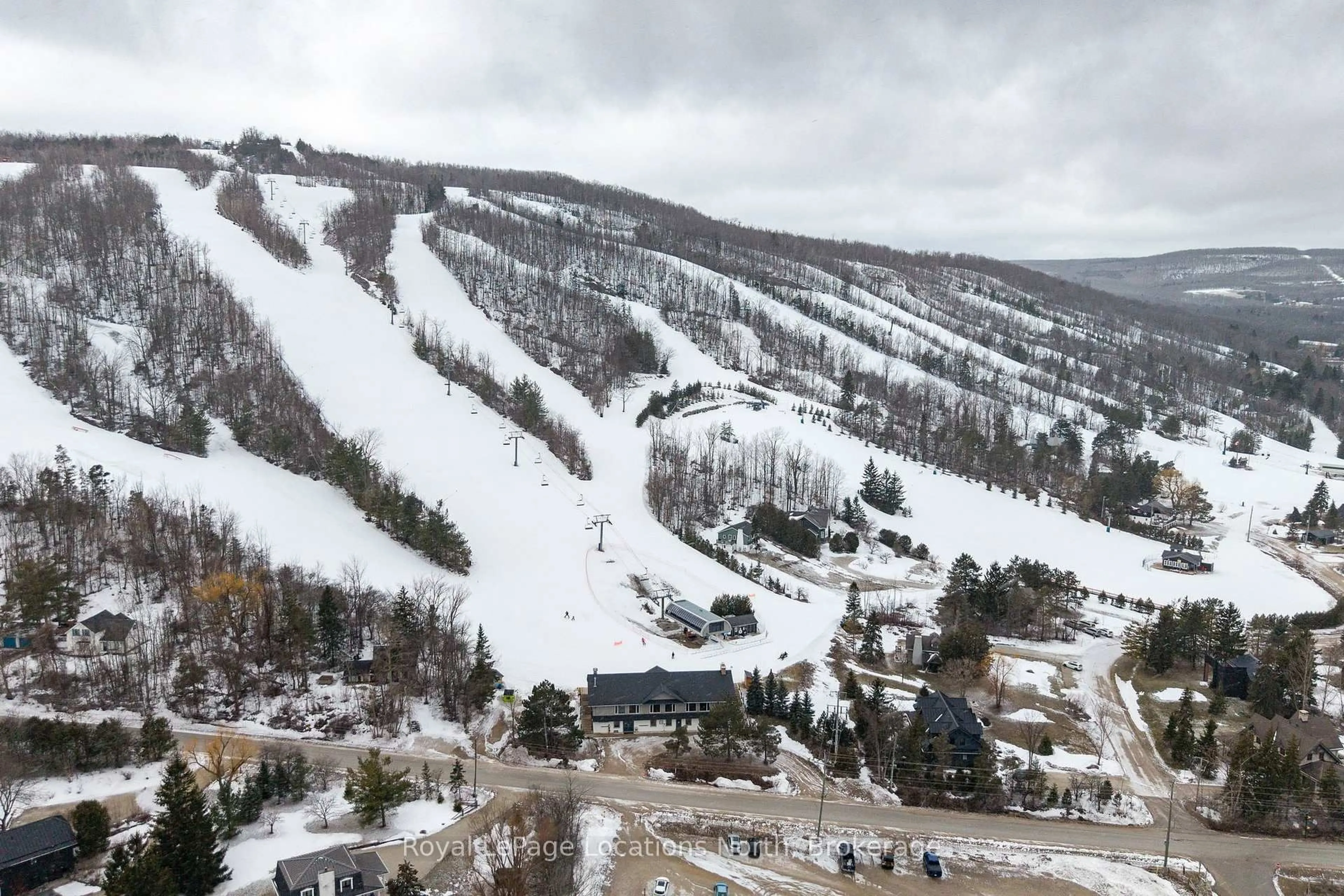 A pic from outside/outdoor area/front of a property/back of a property/a pic from drone, mountain view for 26 Oslerview Dr, Clearview Ontario L9Y 3Y9