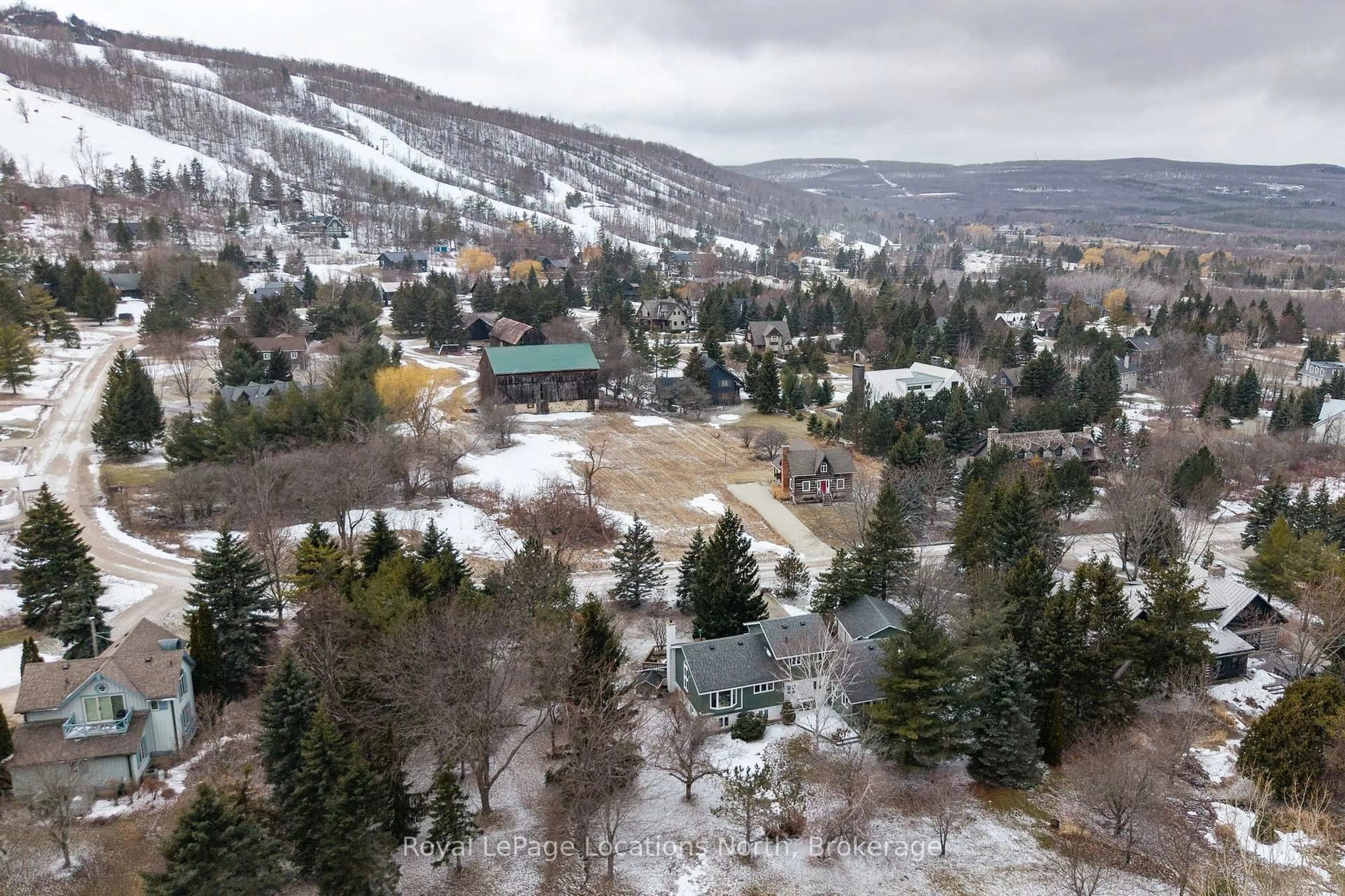 A pic from outside/outdoor area/front of a property/back of a property/a pic from drone, mountain view for 26 Oslerview Dr, Clearview Ontario L9Y 3Y9