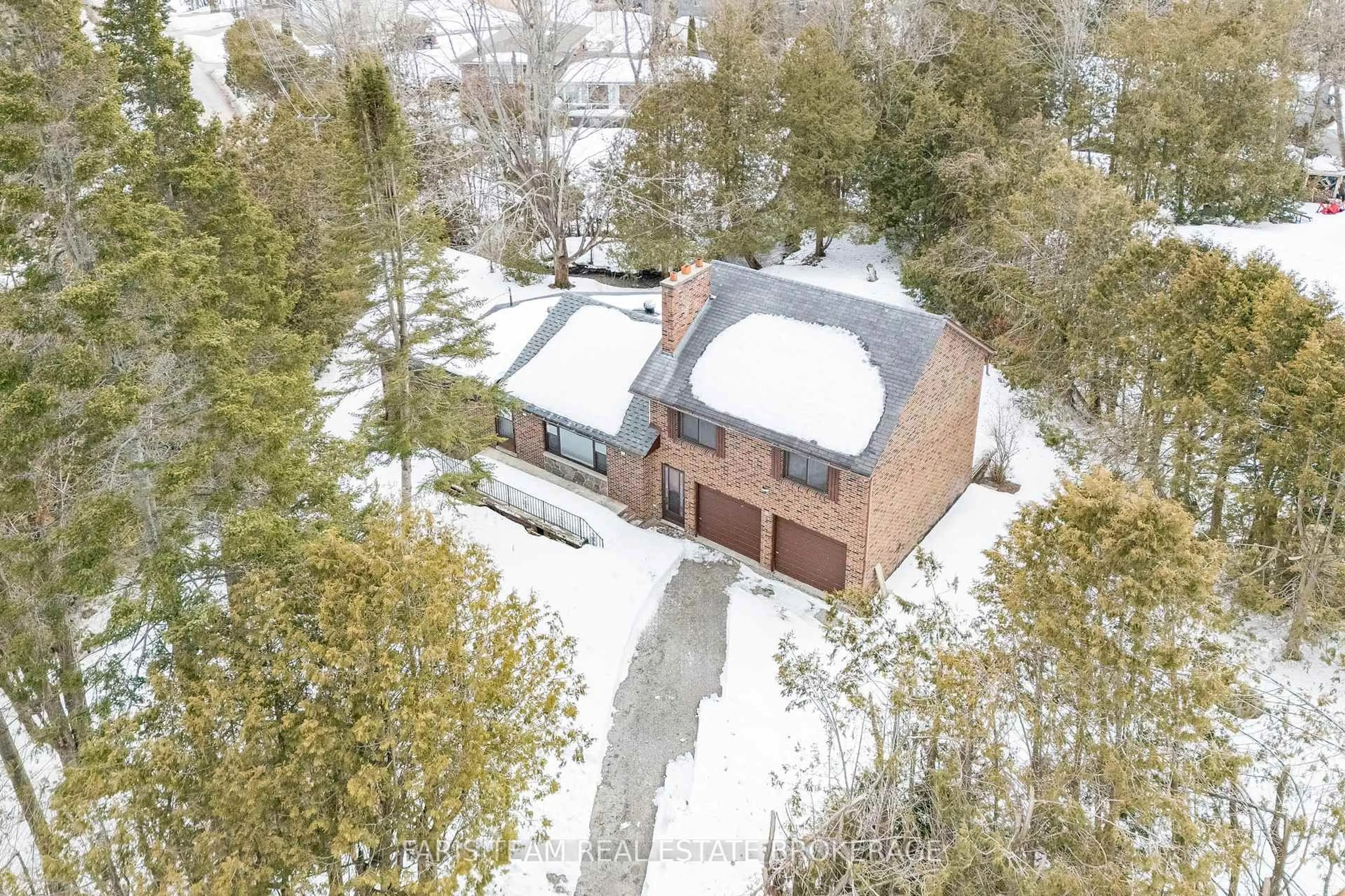 A pic from outside/outdoor area/front of a property/back of a property/a pic from drone, street for 9 Yvonne Cres, Oro-Medonte Ontario L0L 1T0