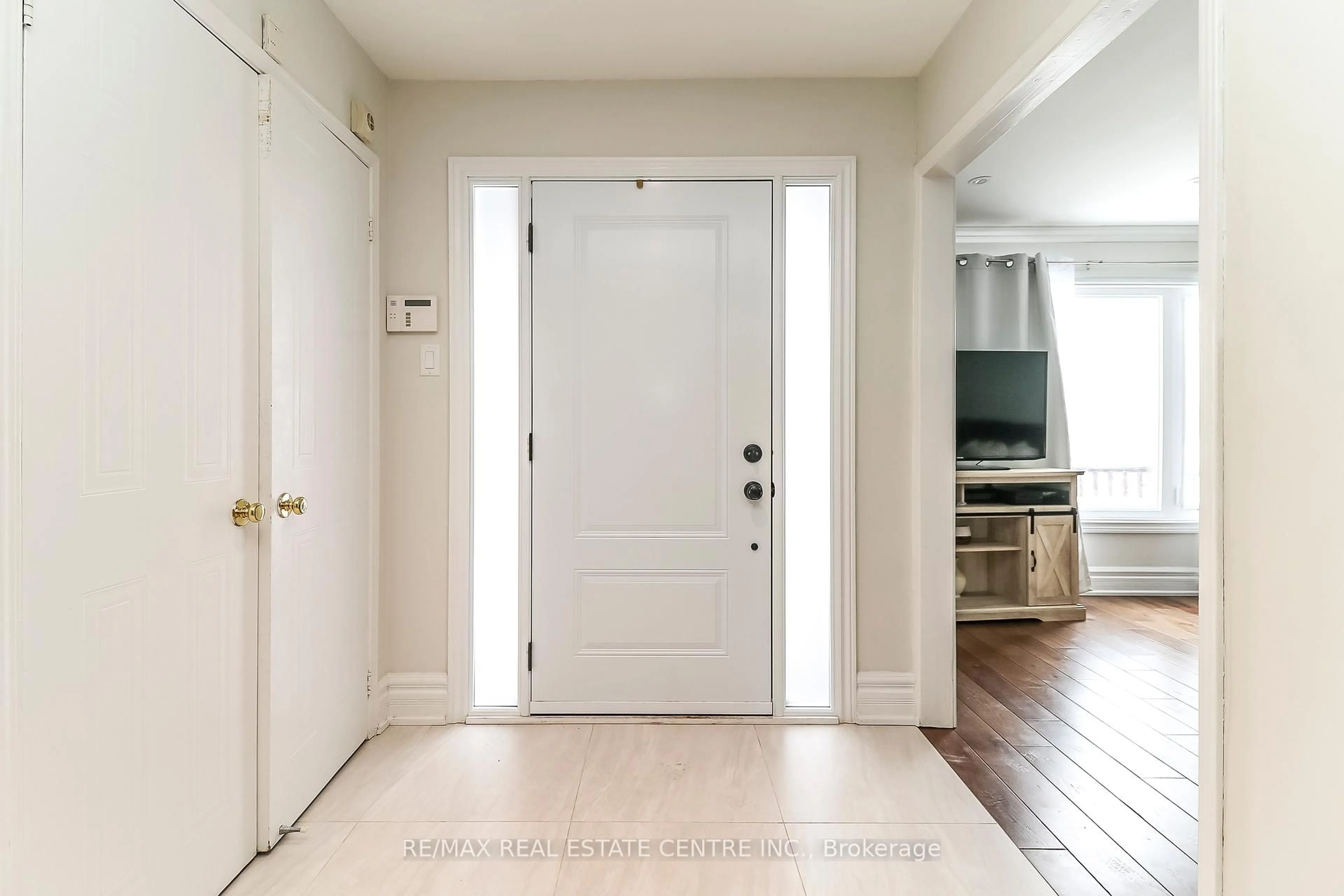 Indoor entryway for 39 Cardinal St, Barrie Ontario L4M 6C9