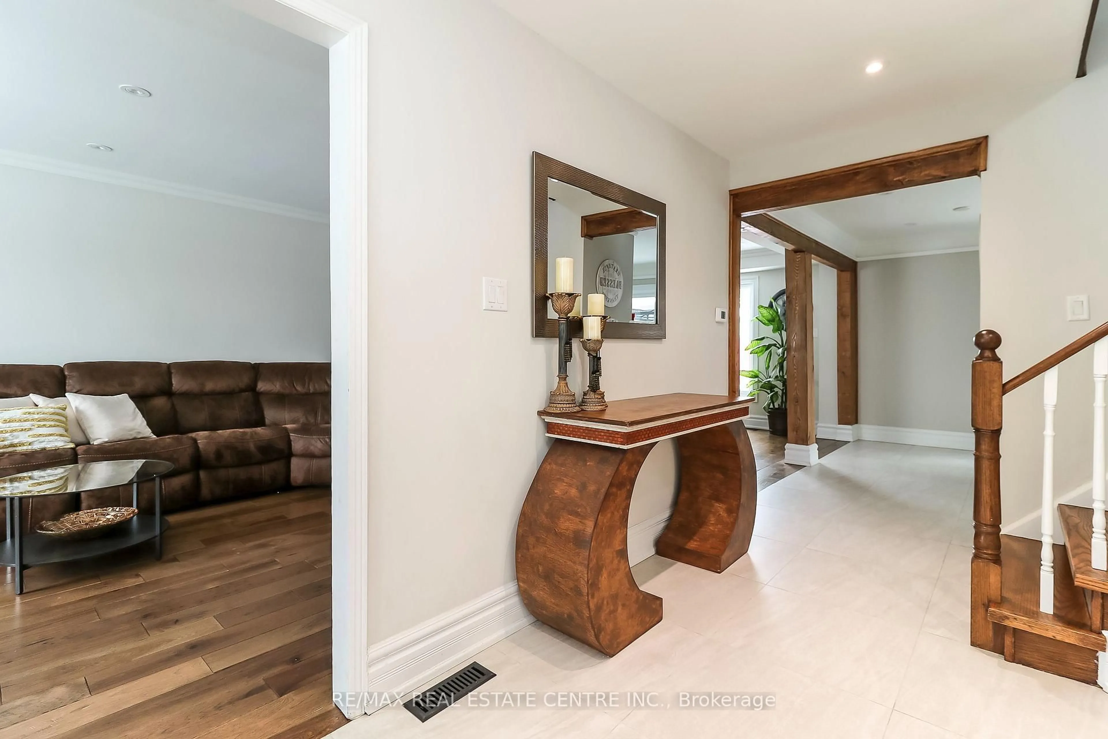 Indoor entryway for 39 Cardinal St, Barrie Ontario L4M 6C9