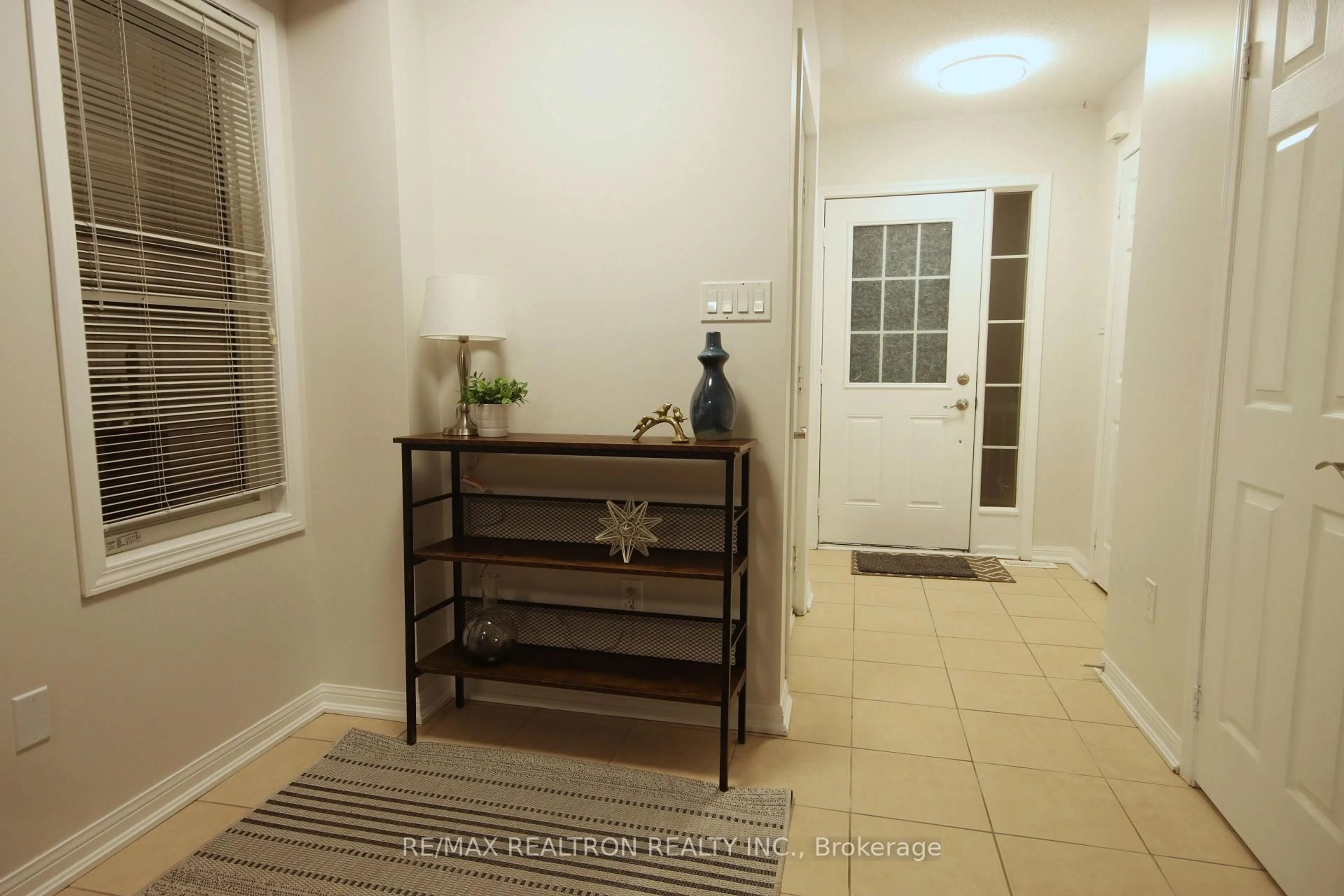 Indoor entryway for 70 Commonwealth Rd, Barrie Ontario L4M 0C9