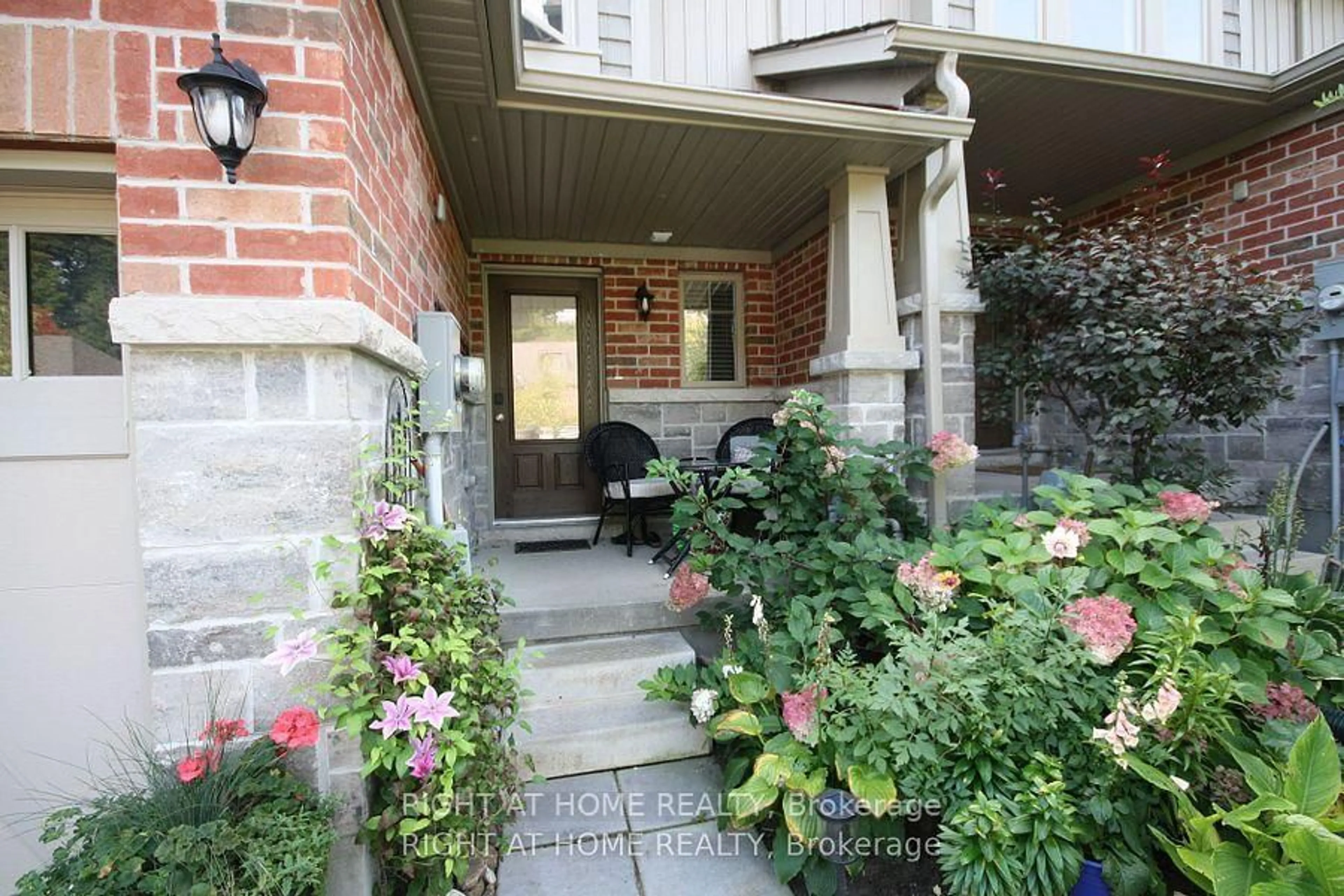Indoor entryway for 1039 Cook Dr, Midland Ontario L4R 0E4