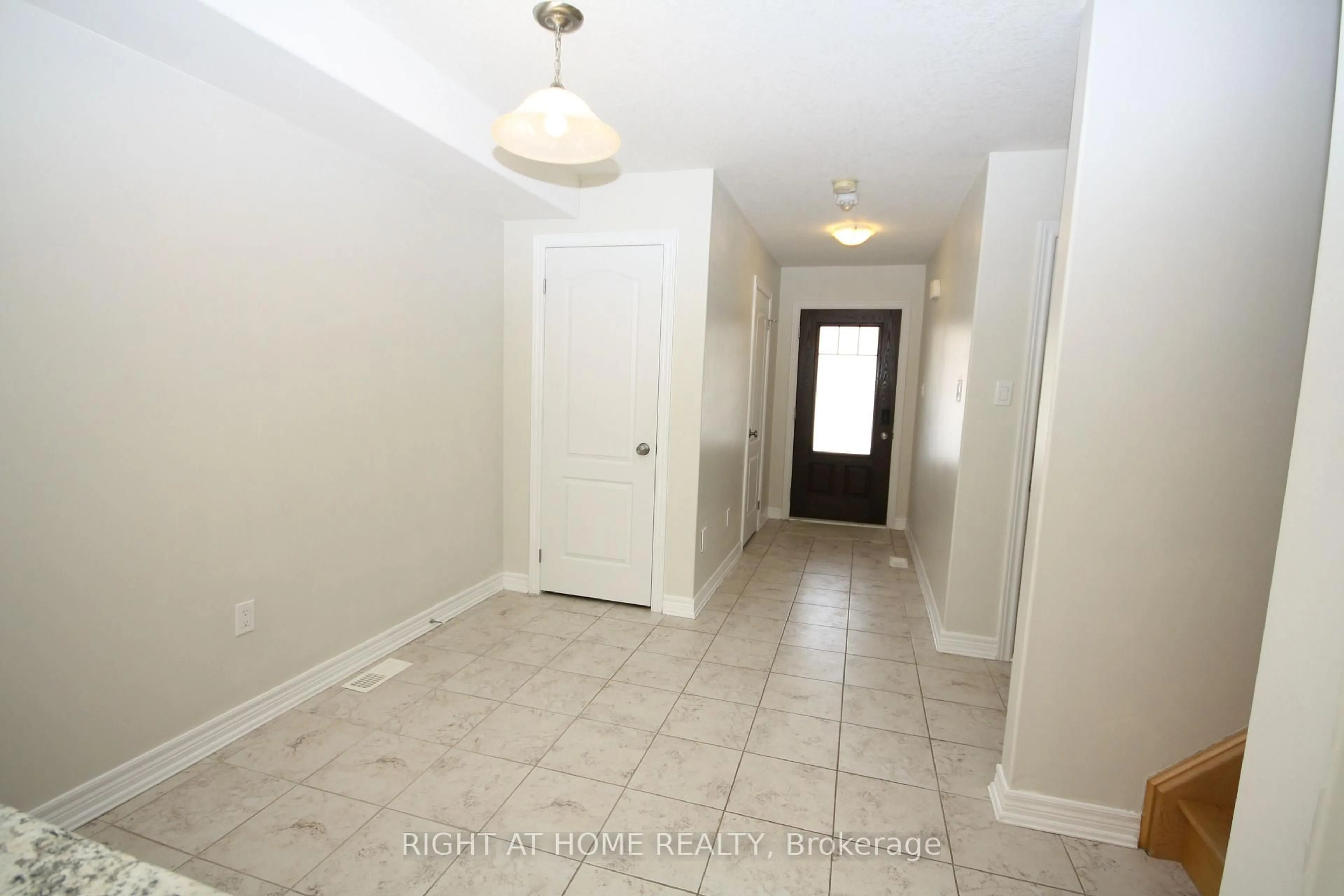 Indoor entryway for 1039 Cook Dr, Midland Ontario L4R 0E4