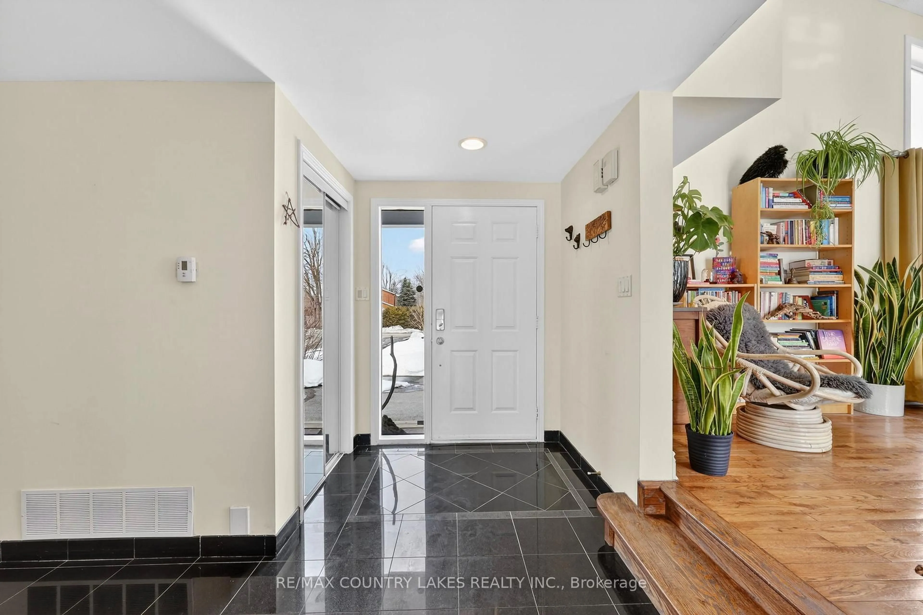 Indoor entryway for 52 Turtle Path, Ramara Ontario L0K 1B0