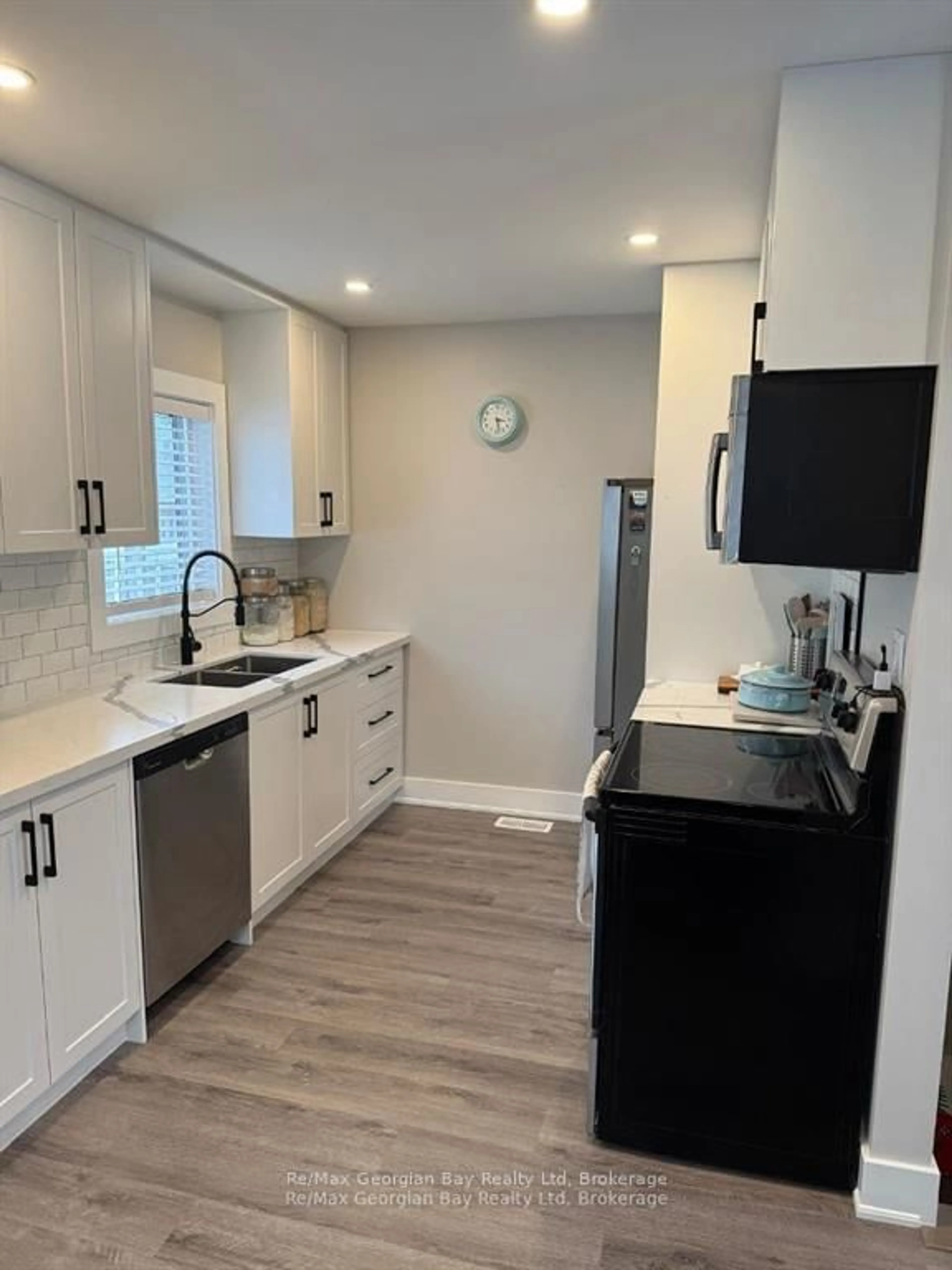 Open concept kitchen, unknown for 334 Rose Cres, Midland Ontario L4R 5C1