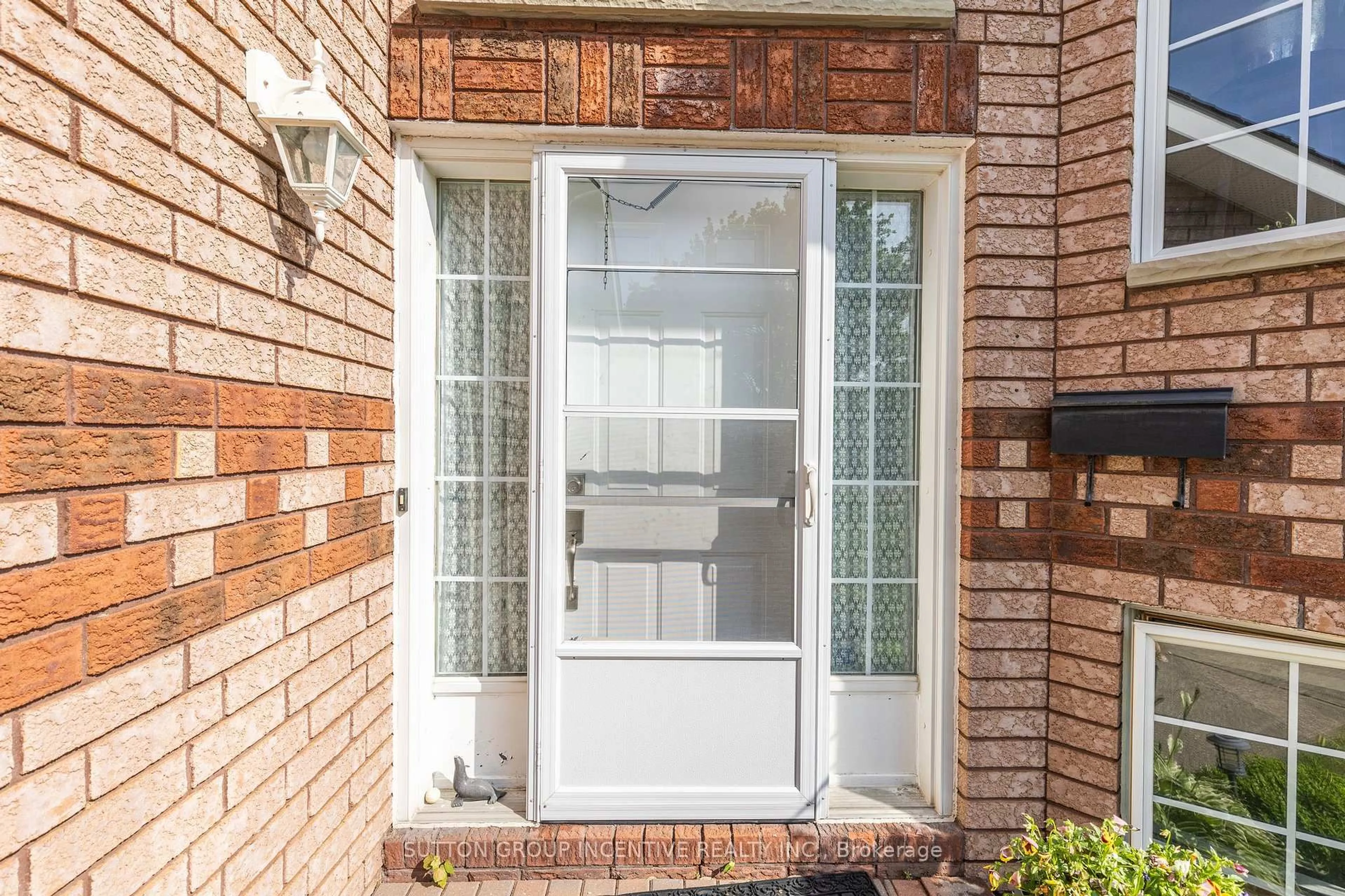 Indoor entryway for 635 Wayne Cres, Midland Ontario L4R 5E1