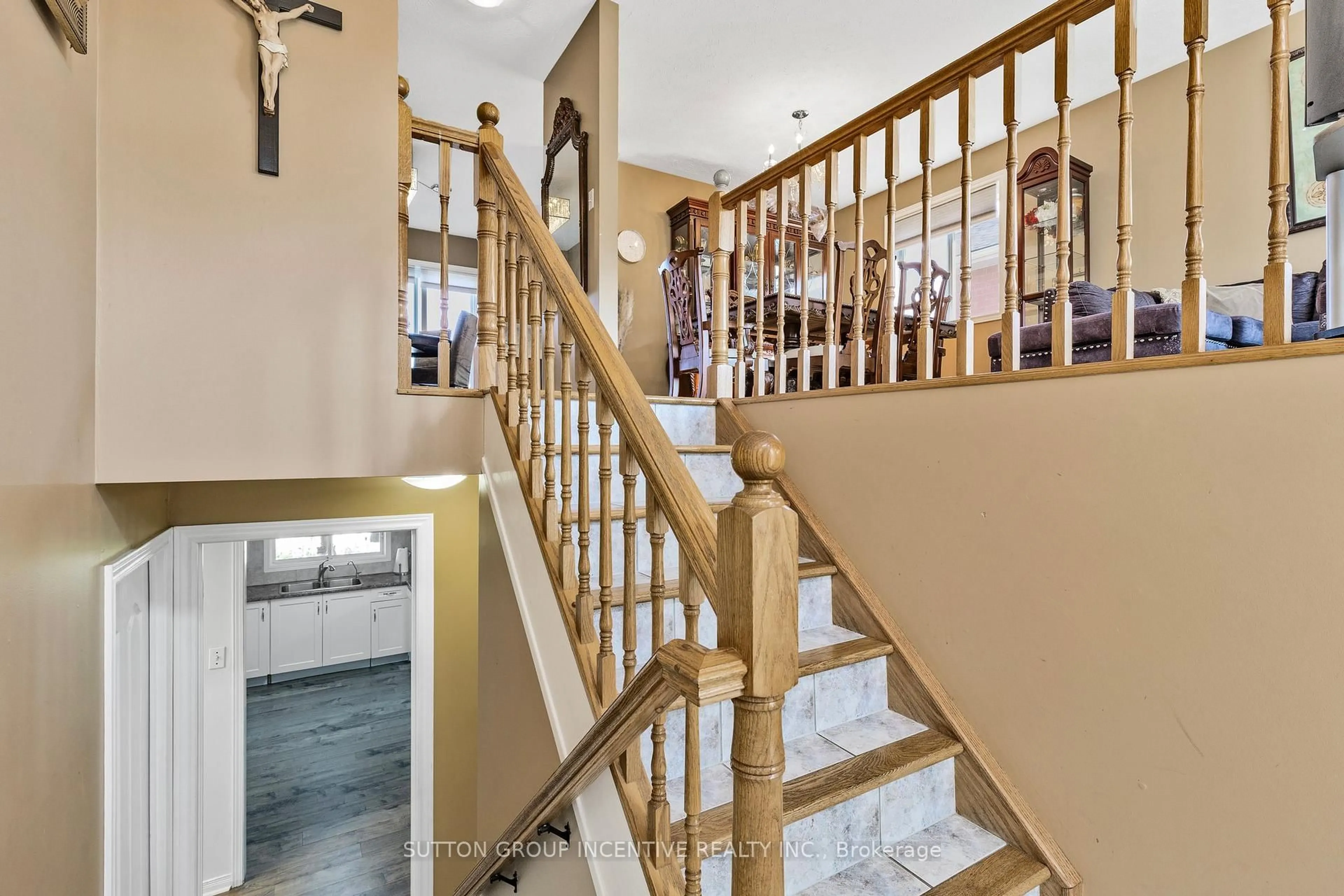 Indoor foyer for 635 Wayne Cres, Midland Ontario L4R 5E1