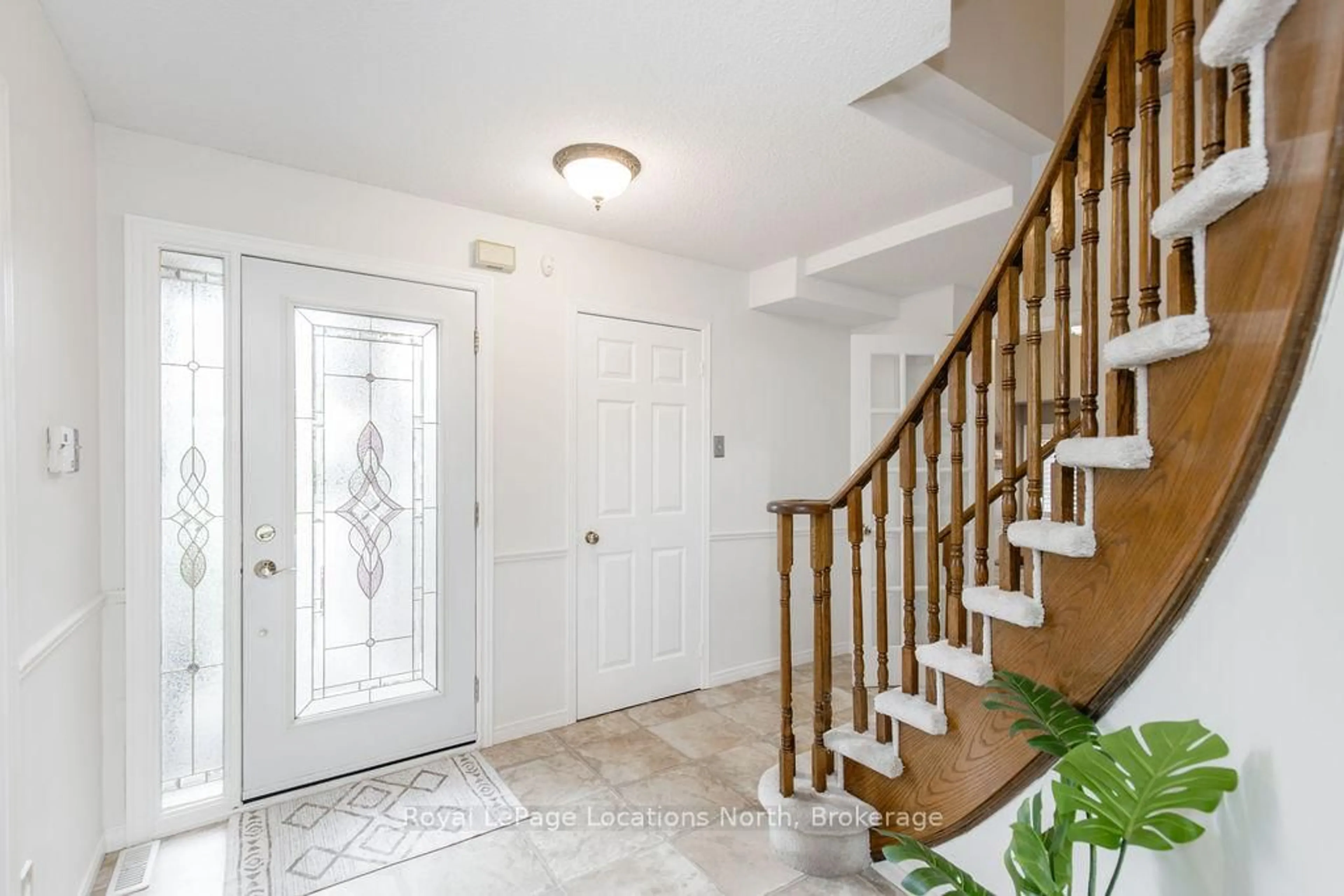 Indoor entryway for 10 BARWICK Dr, Barrie Ontario L4N 6Z7
