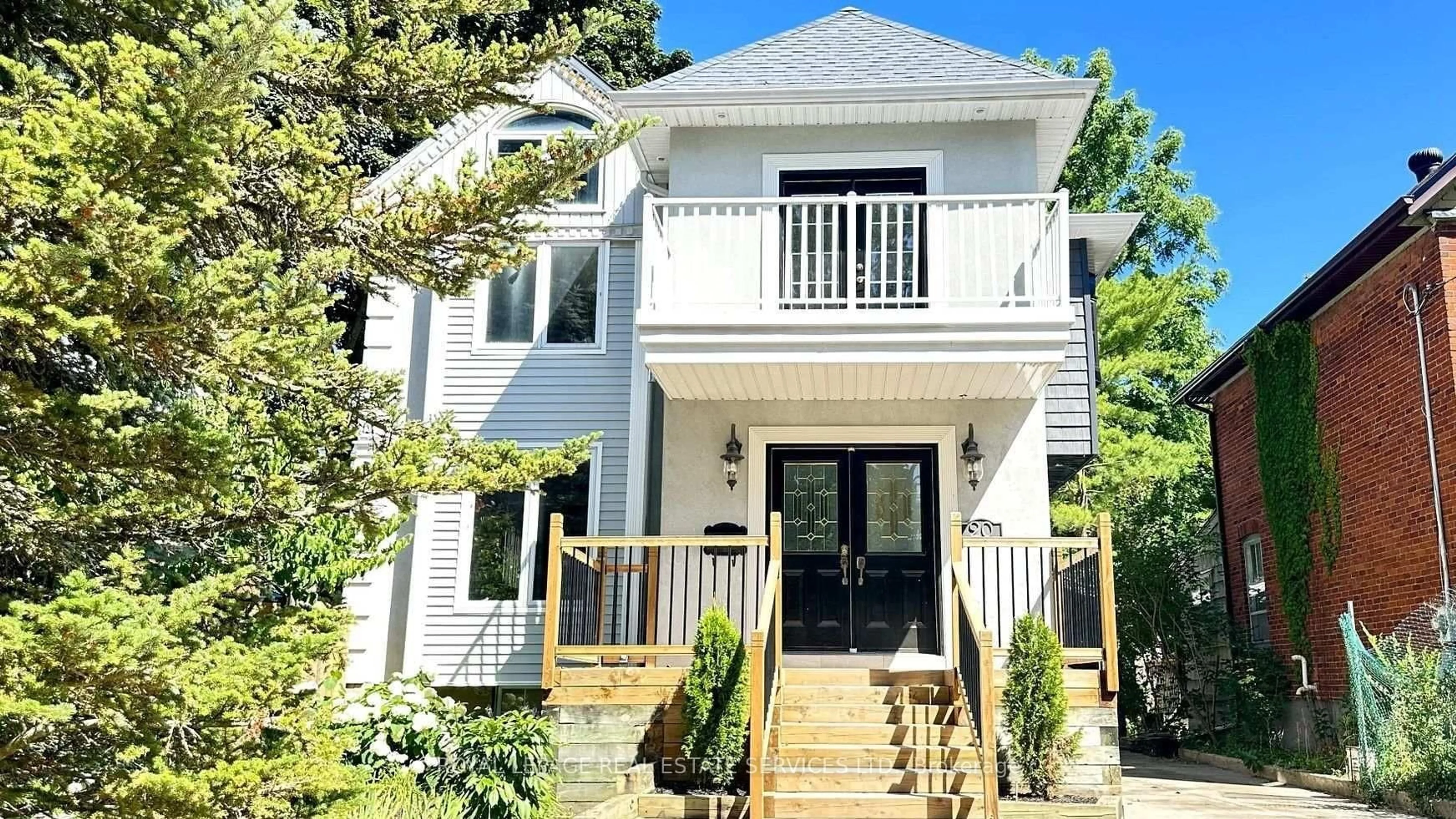 Home with vinyl exterior material, street for 20 Holgate St, Barrie Ontario L4N 2T5