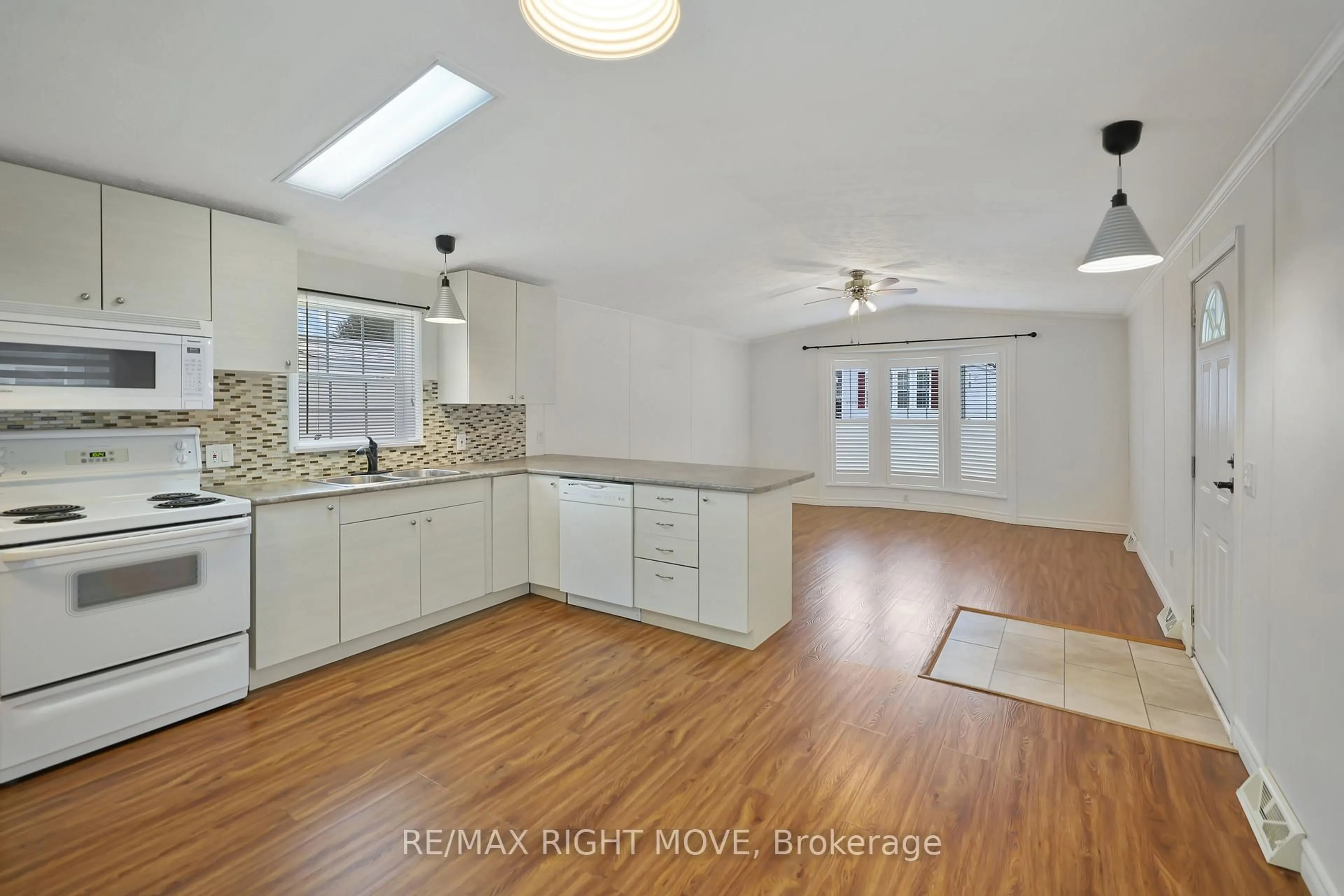 Open concept kitchen, ceramic/tile floor for 4041 Ash Cres, Severn Ontario L3V 0V1