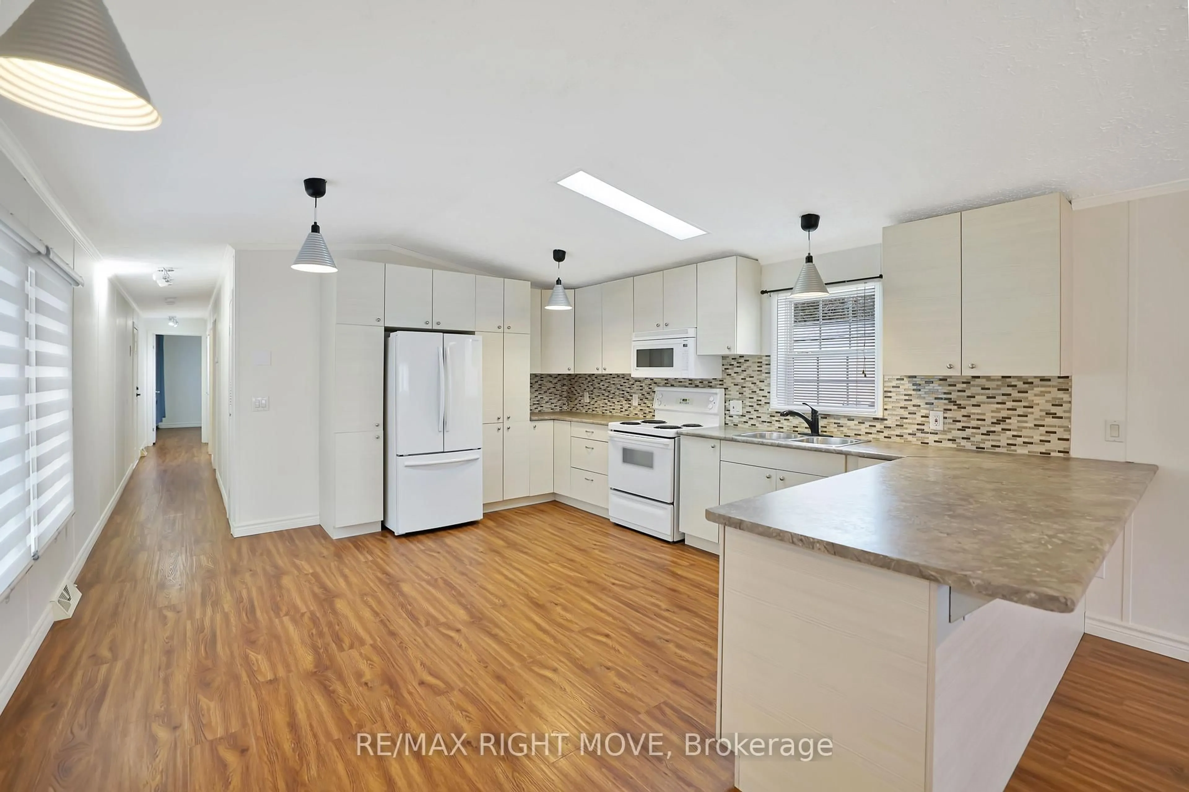 Open concept kitchen, unknown for 4041 Ash Cres, Severn Ontario L3V 0V1