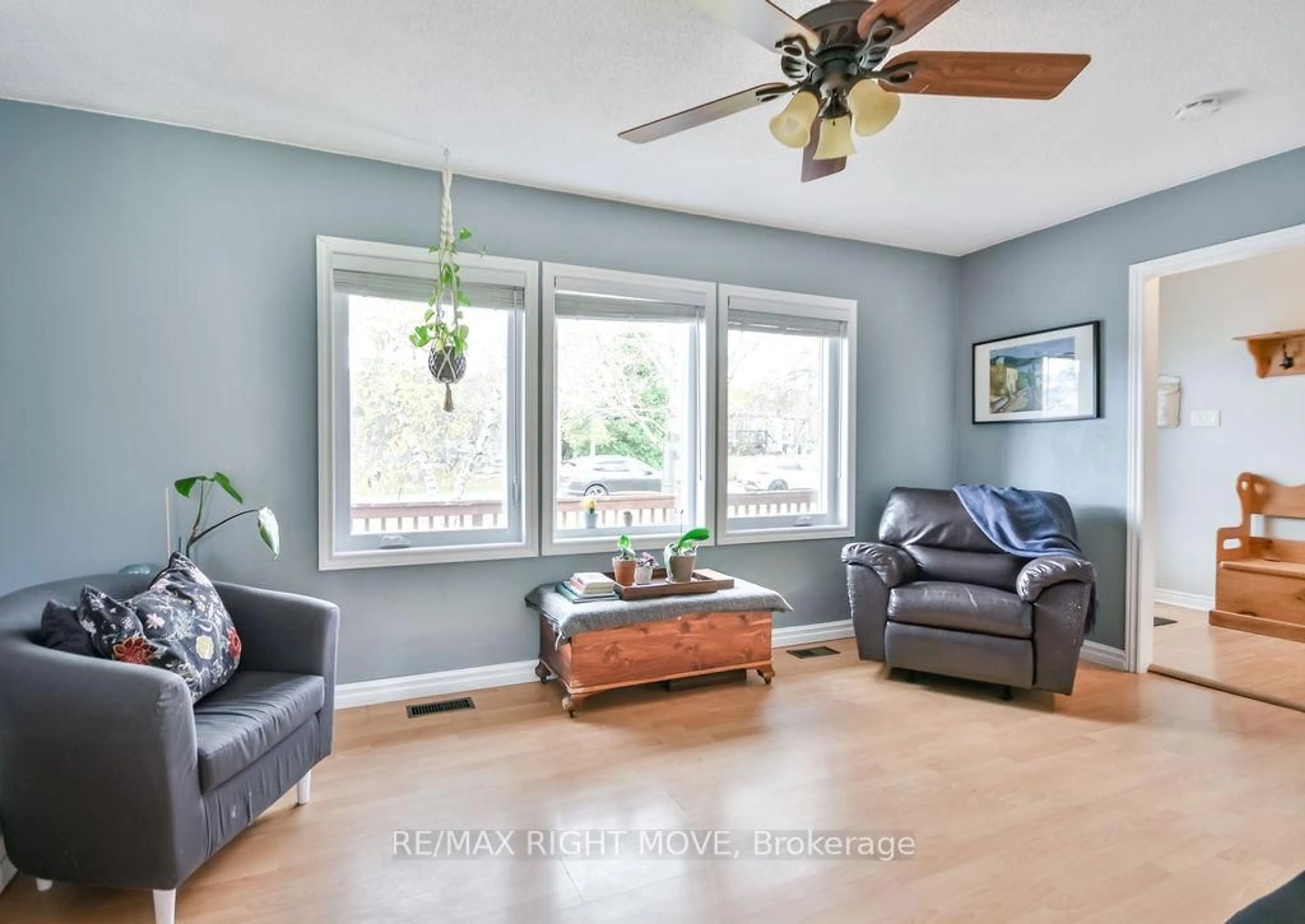 Living room with furniture, wood/laminate floor for 3811 Leo Cres, Ramara Ontario L3V 0L1