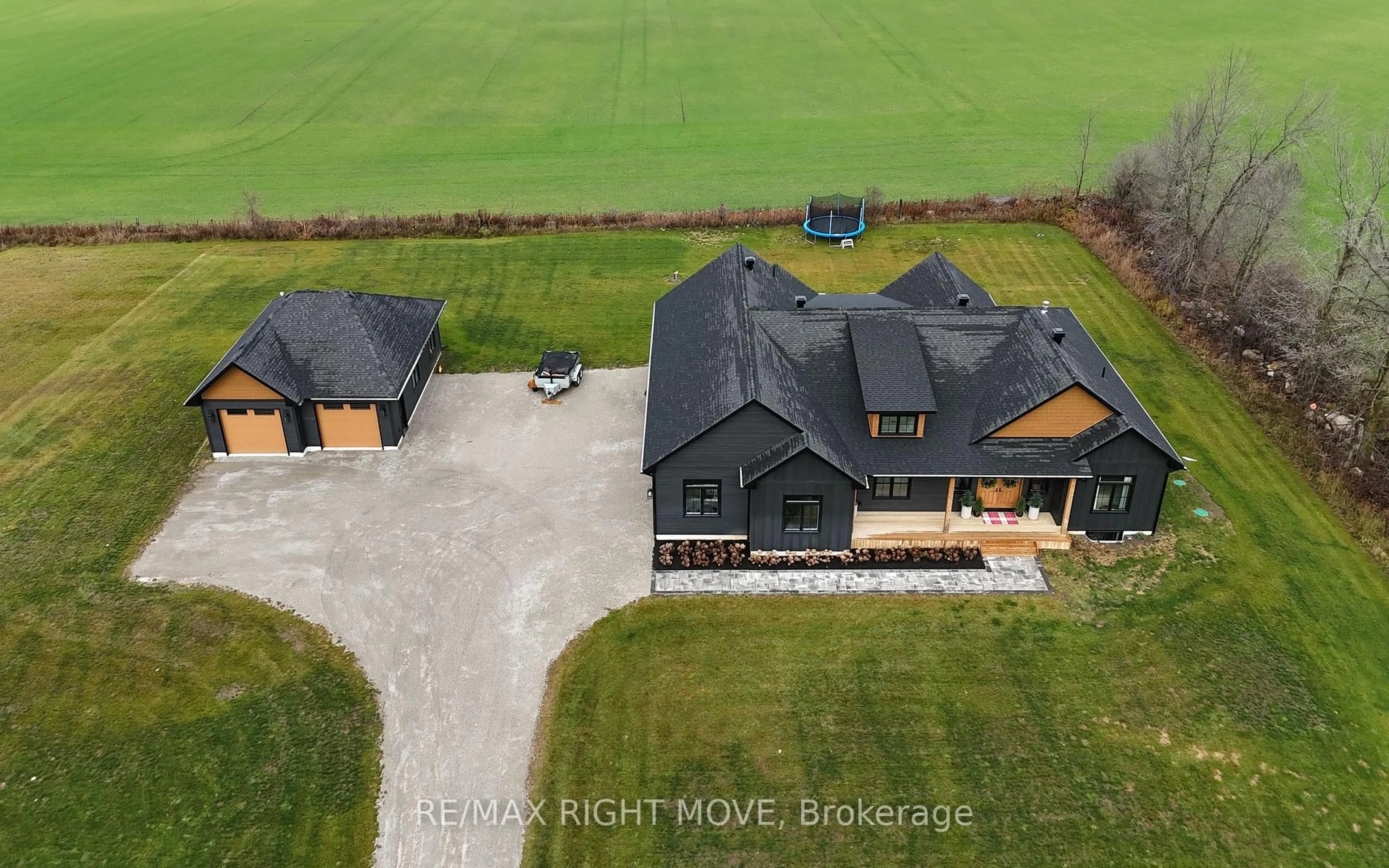 A pic from outside/outdoor area/front of a property/back of a property/a pic from drone, building for 1366 Cambrian Rd, Severn Ontario L3V 0W5