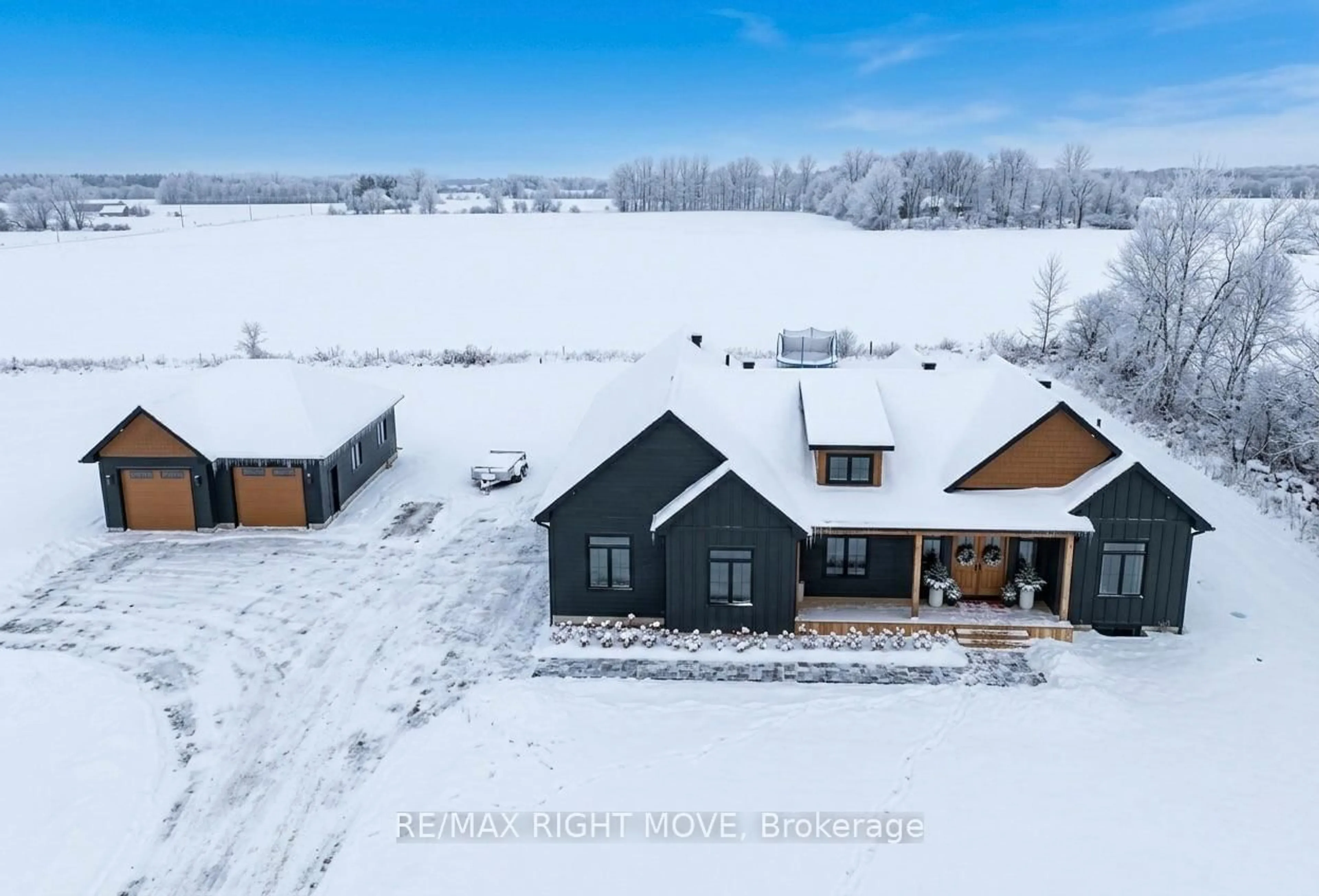 A pic from outside/outdoor area/front of a property/back of a property/a pic from drone, building for 1366 Cambrian Rd, Severn Ontario L3V 0W5