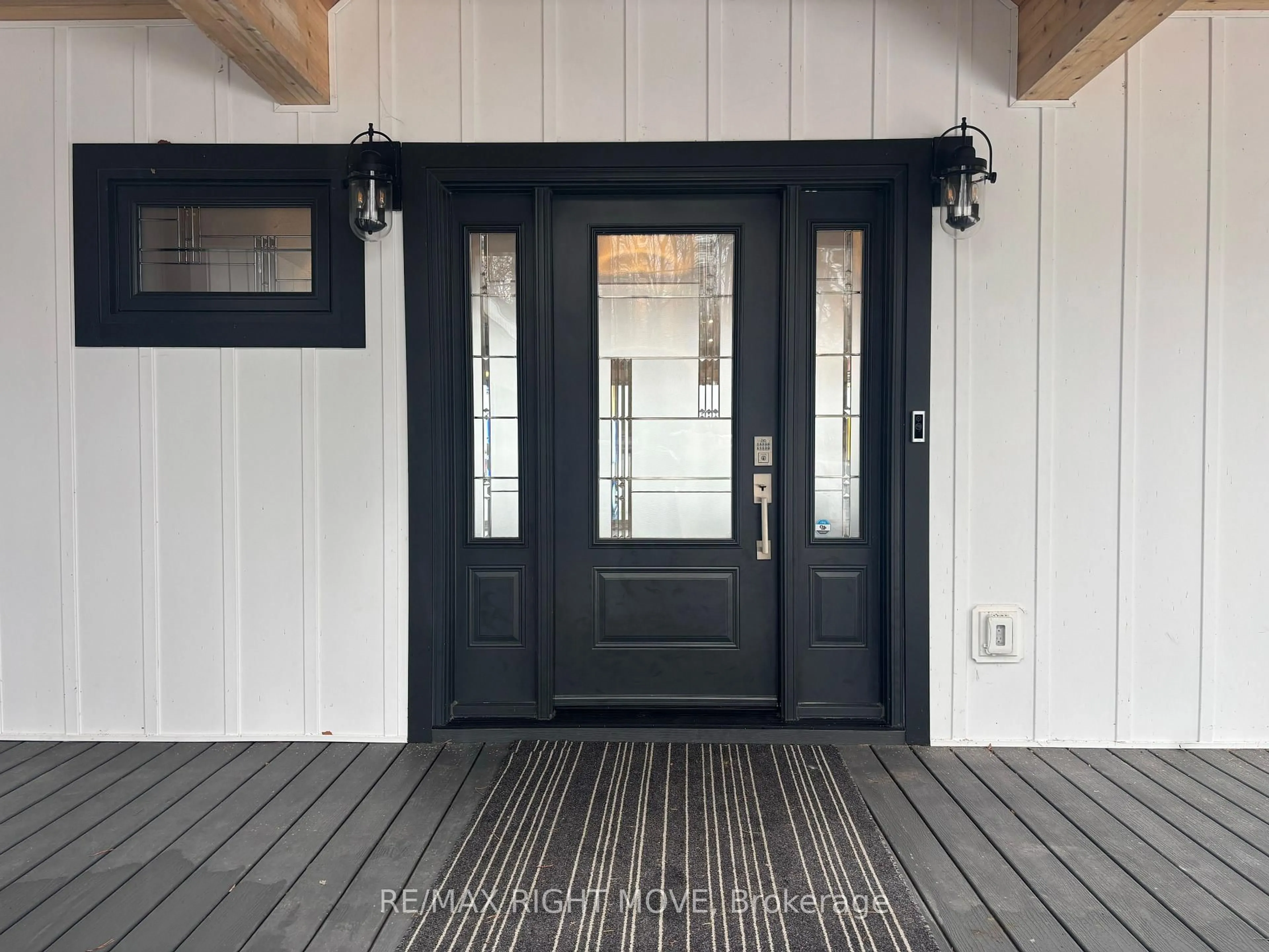 Indoor entryway for 1189 Woodland Dr, Oro-Medonte Ontario L3V 0R8