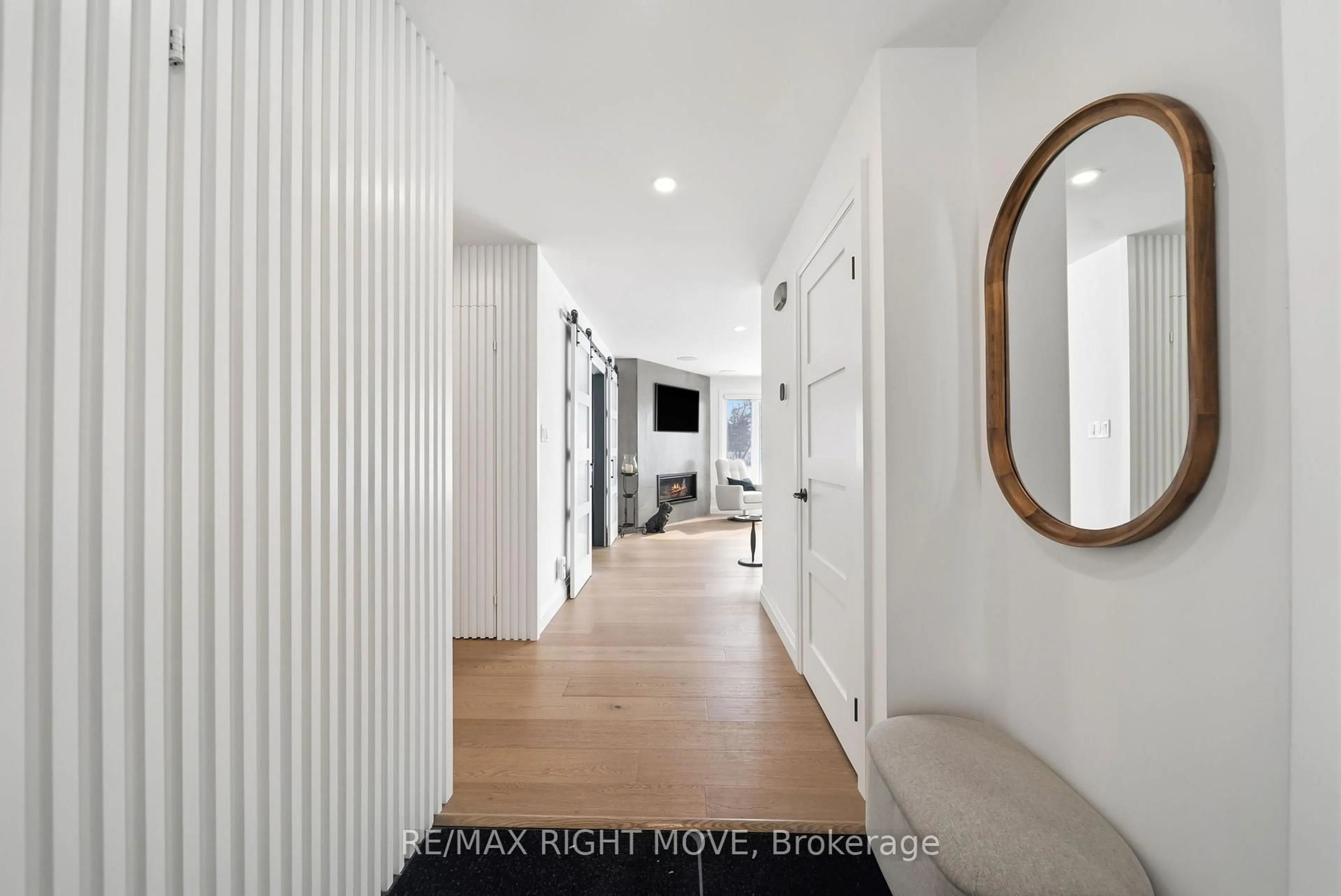 Indoor entryway for 585 Atherley Rd #205, Orillia Ontario L3V 7L5