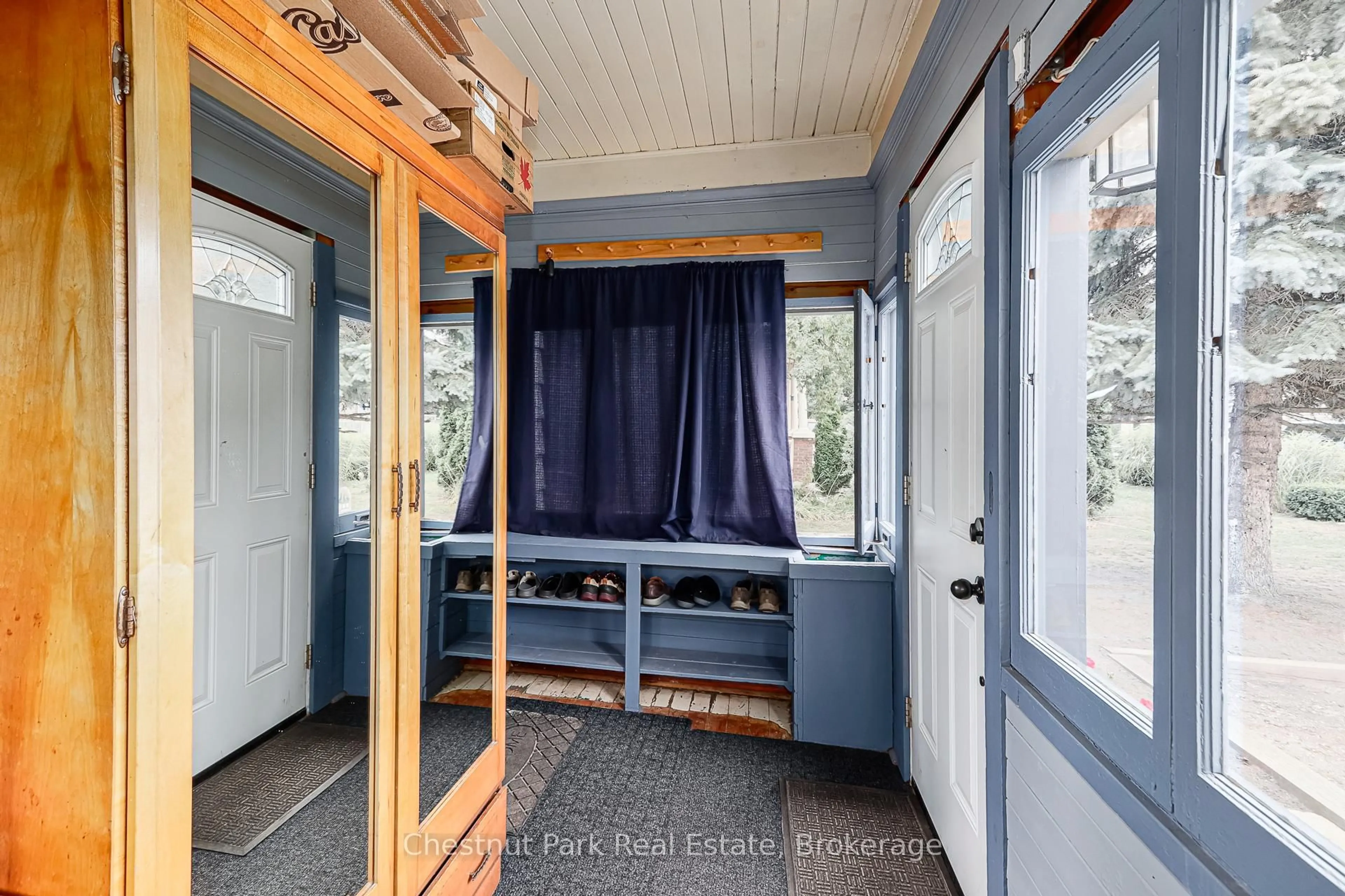 Indoor entryway for 47 Market St, Collingwood Ontario L9Y 3M5