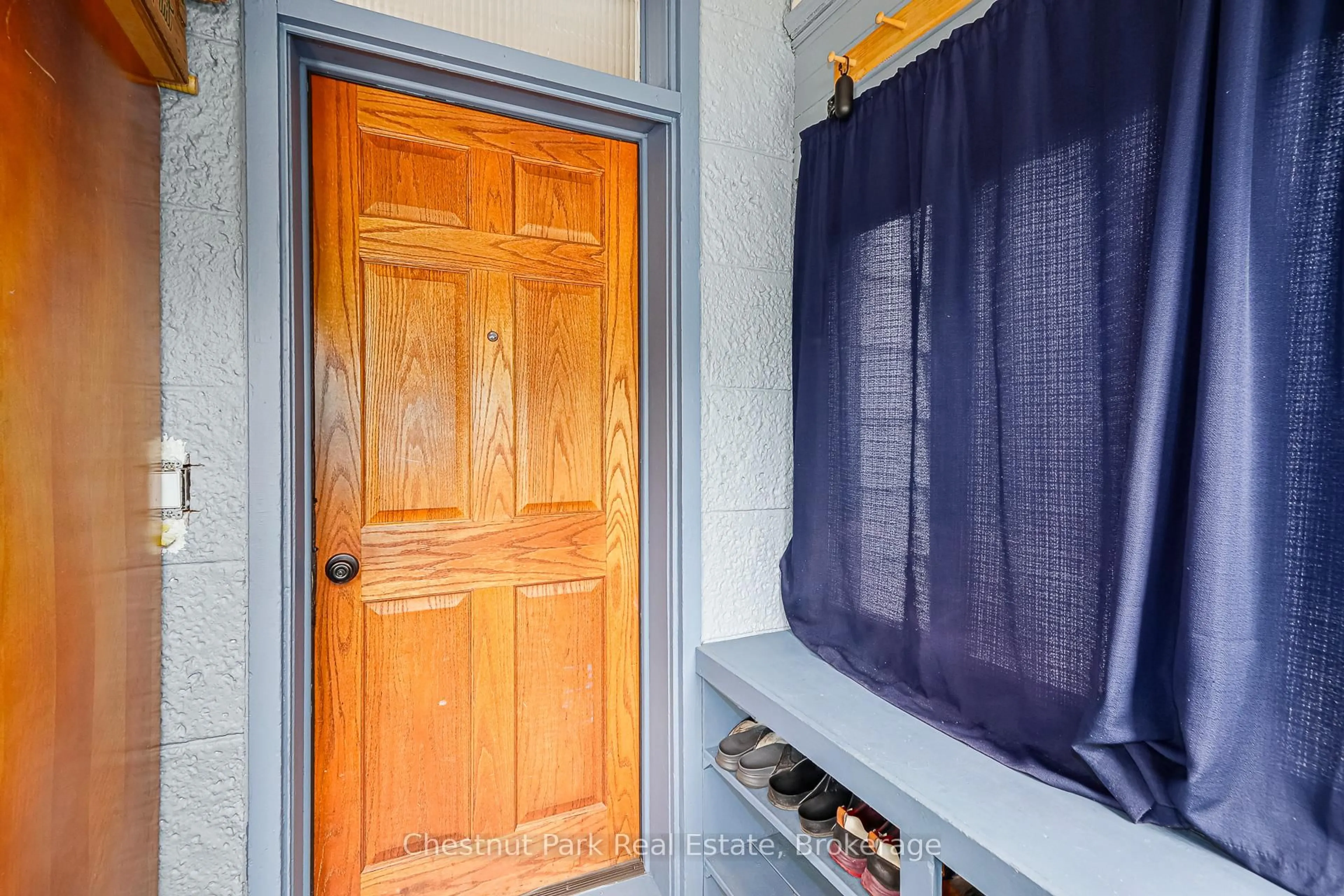 Indoor entryway for 47 Market St, Collingwood Ontario L9Y 3M5