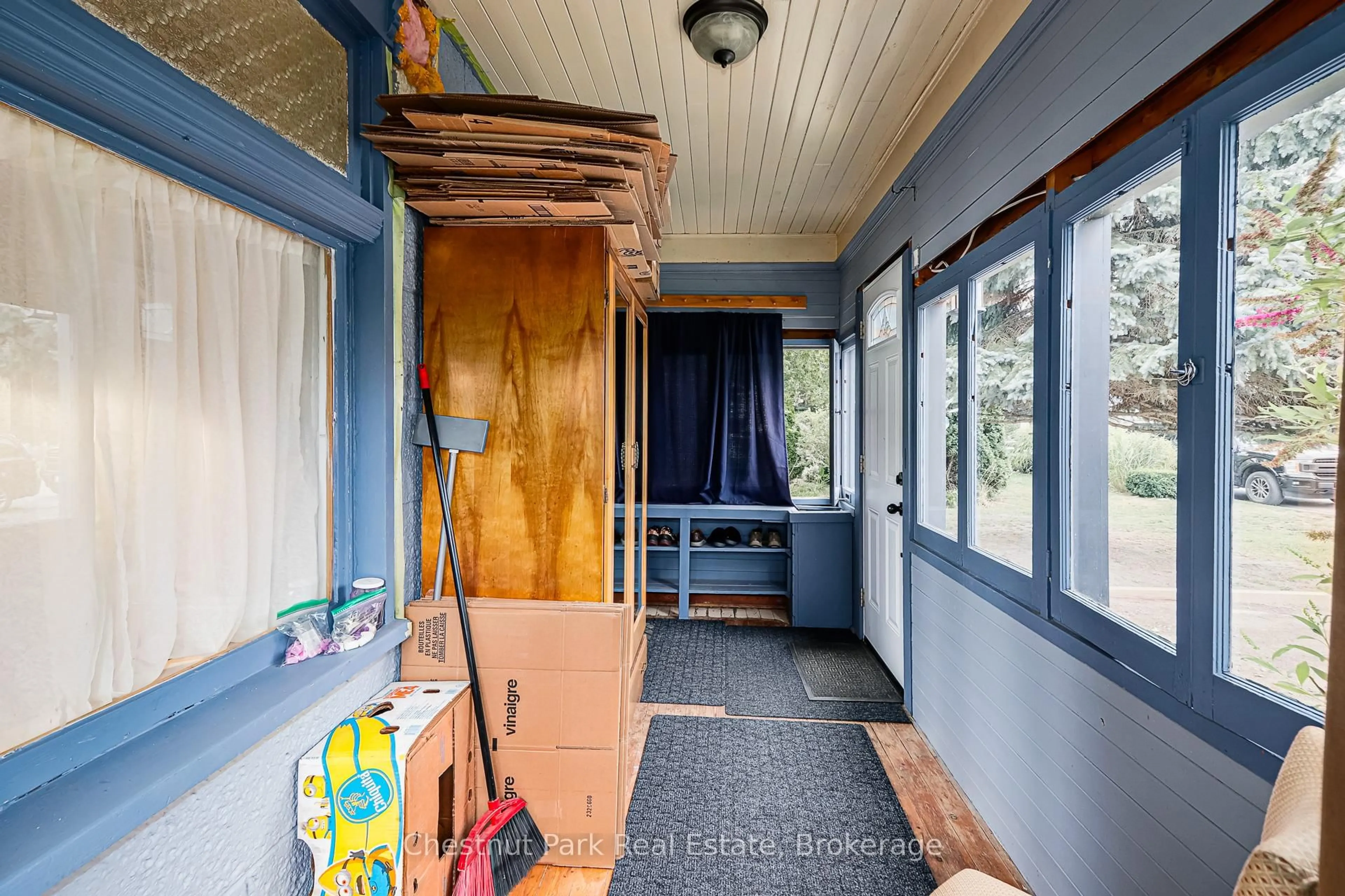 Indoor entryway for 47 Market St, Collingwood Ontario L9Y 3M5