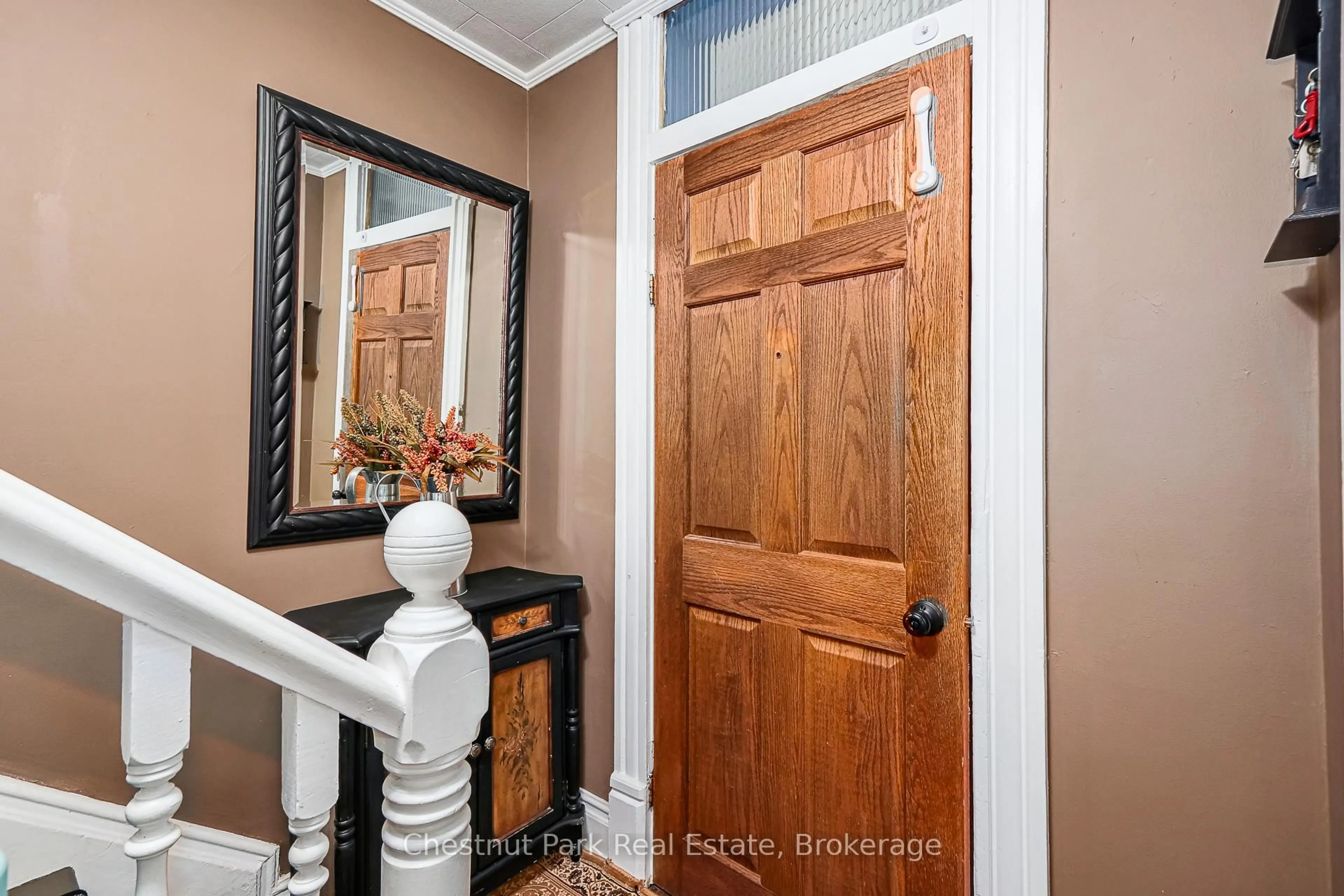 Indoor entryway for 47 Market St, Collingwood Ontario L9Y 3M5