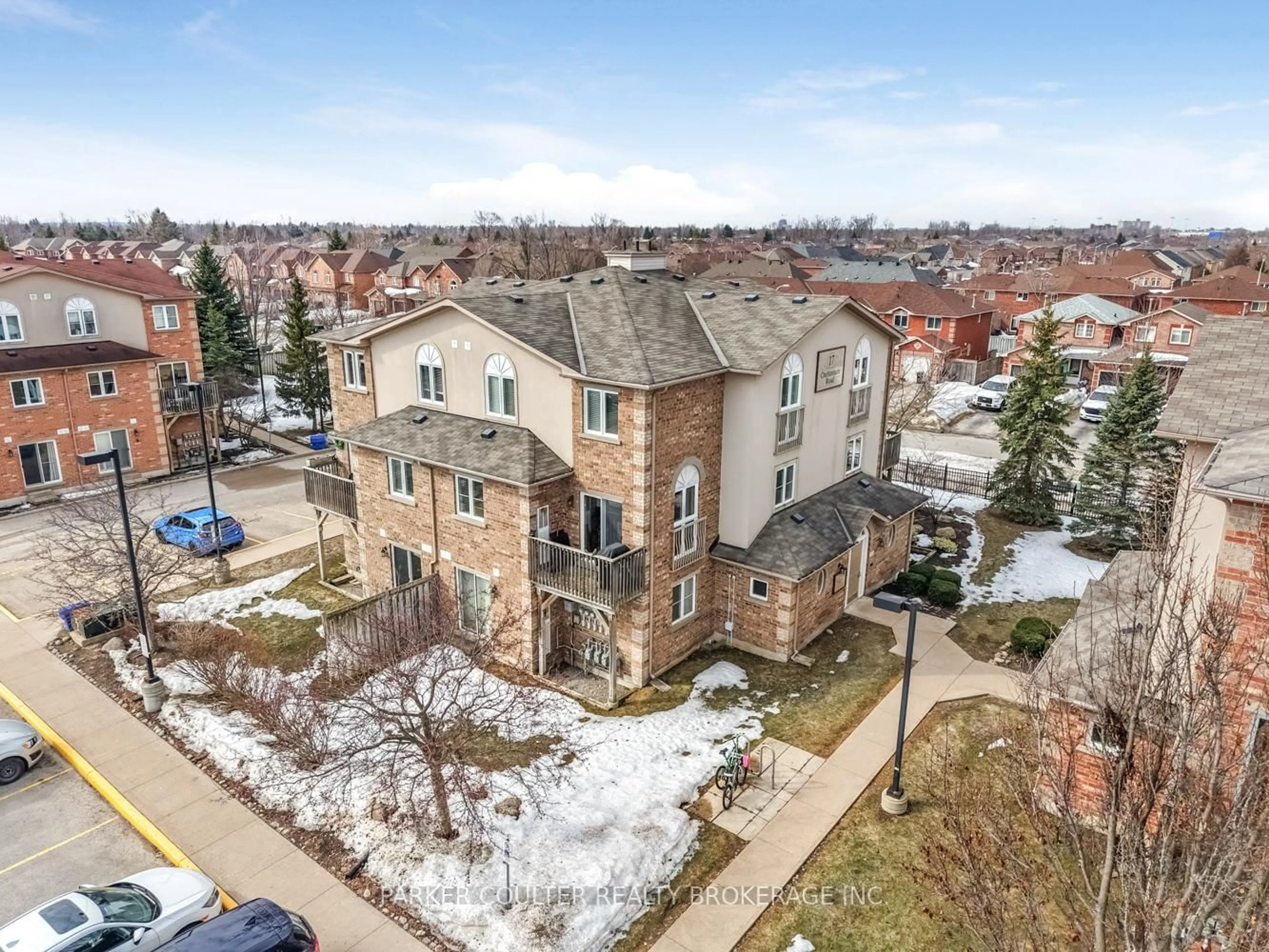 A pic from outside/outdoor area/front of a property/back of a property/a pic from drone, street for 17 Cheltenham Rd #4, Barrie Ontario L4M 0E7