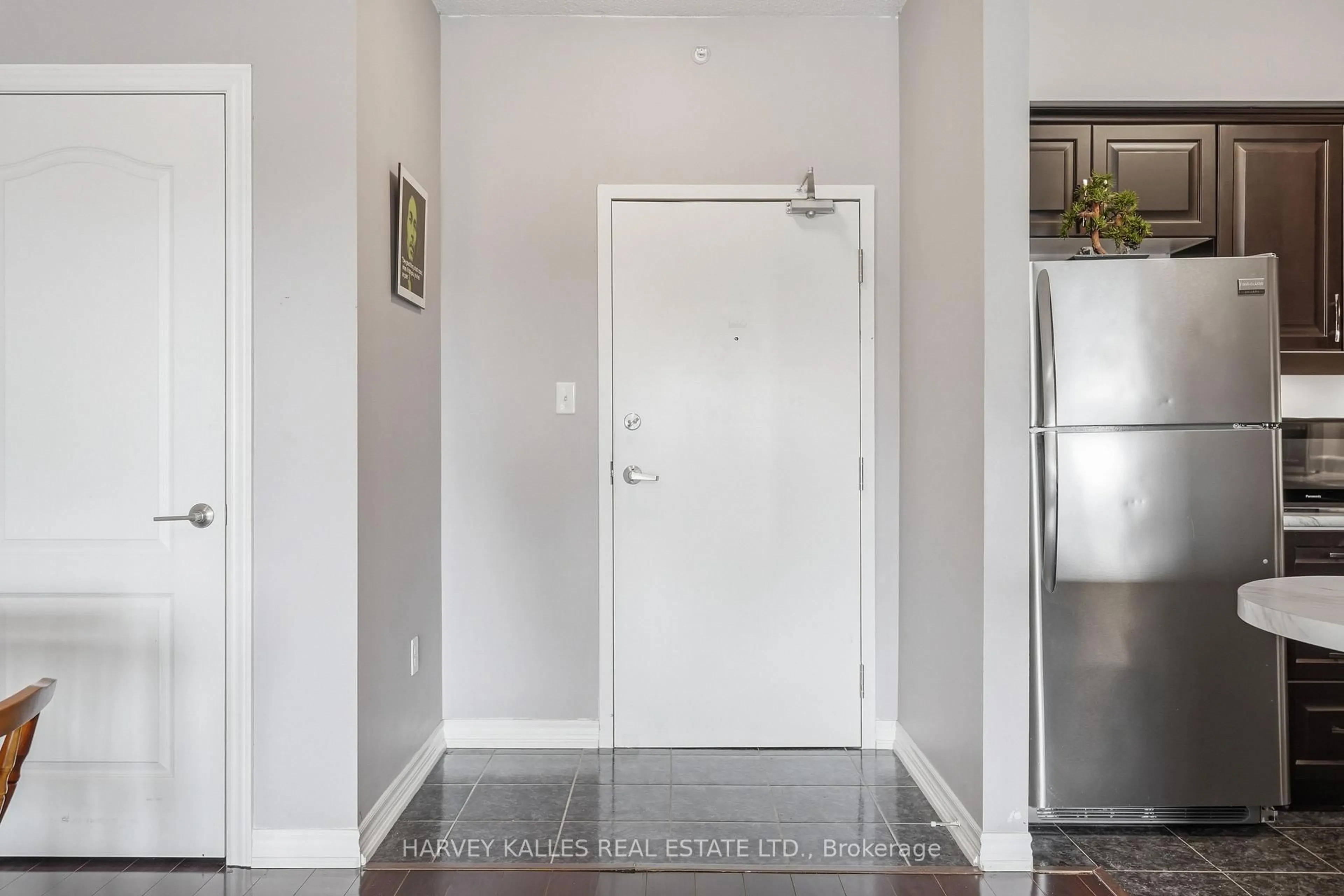 Indoor entryway for 45 Ferndale Dr #303, Barrie Ontario L4N 5W7