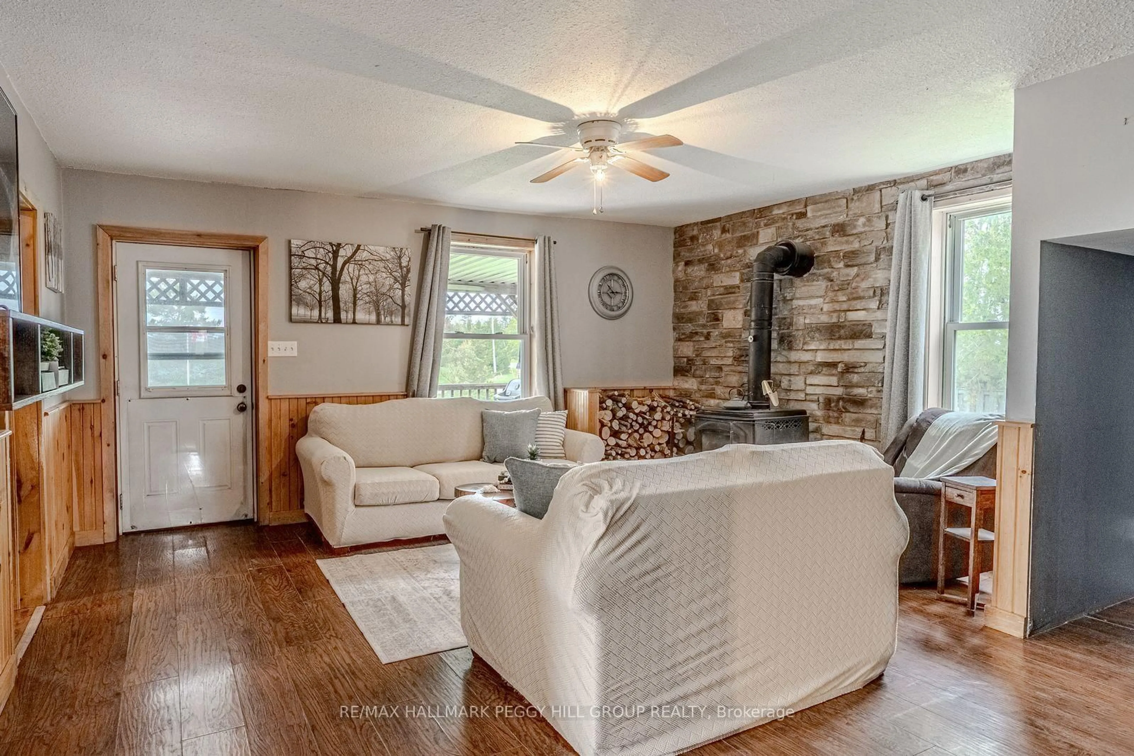 Living room with furniture, unknown for 1601 Penetanguishene Rd, Oro-Medonte Ontario L4M 4Y8