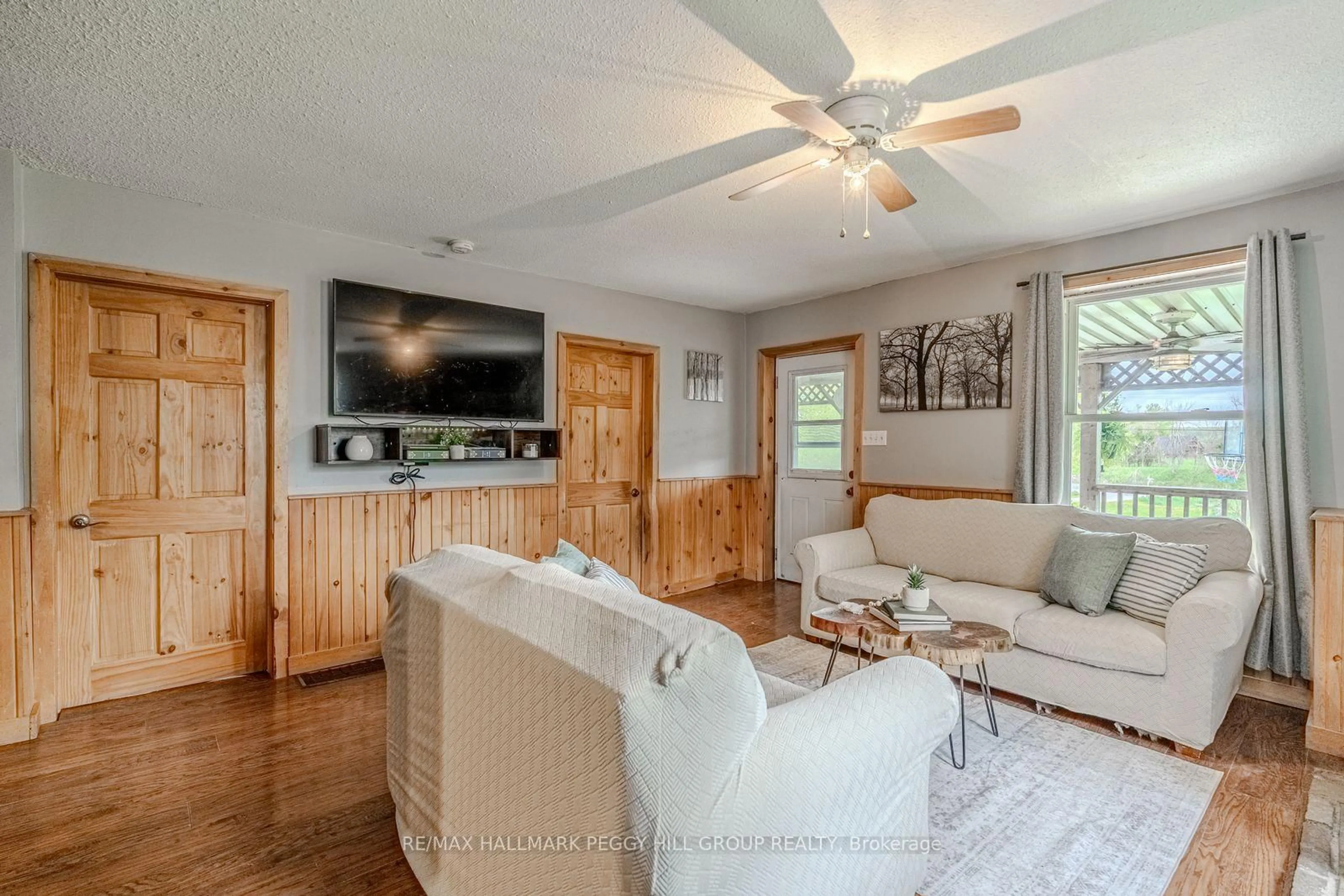 Living room with furniture, wood/laminate floor for 1601 Penetanguishene Rd, Oro-Medonte Ontario L4M 4Y8