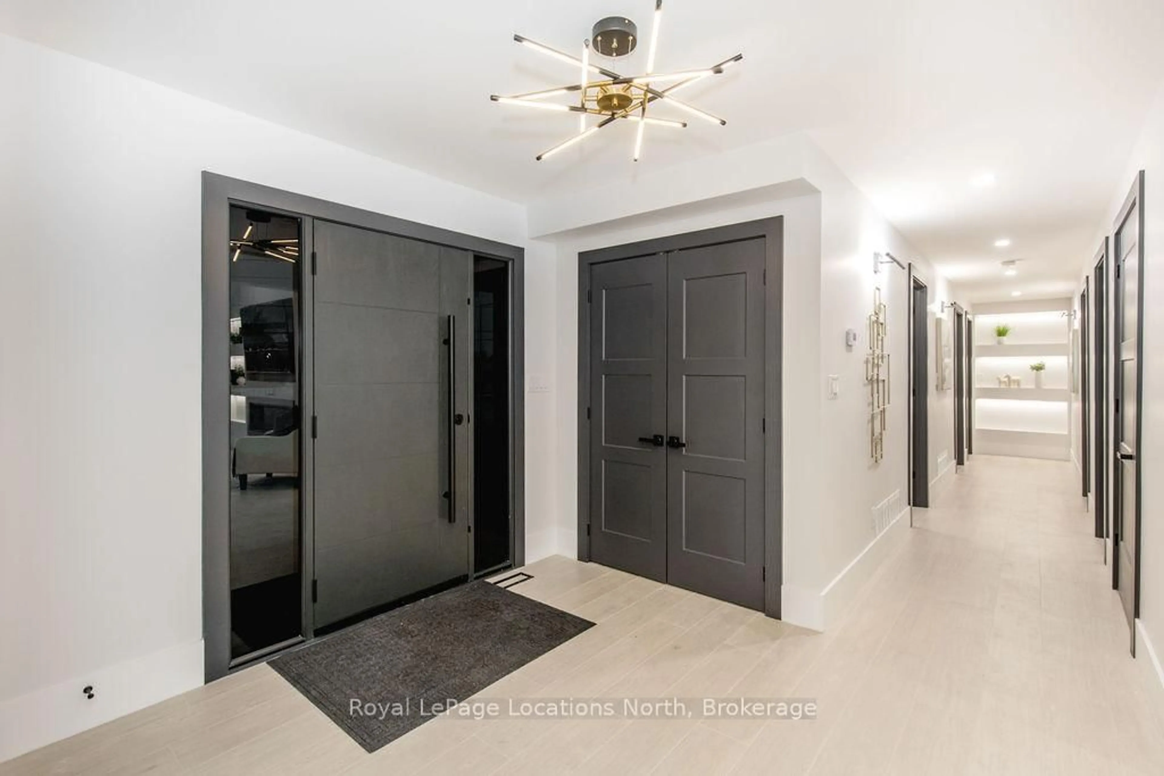 Indoor entryway for 478 Golf Course Rd, Wasaga Beach Ontario L9Z 1S5