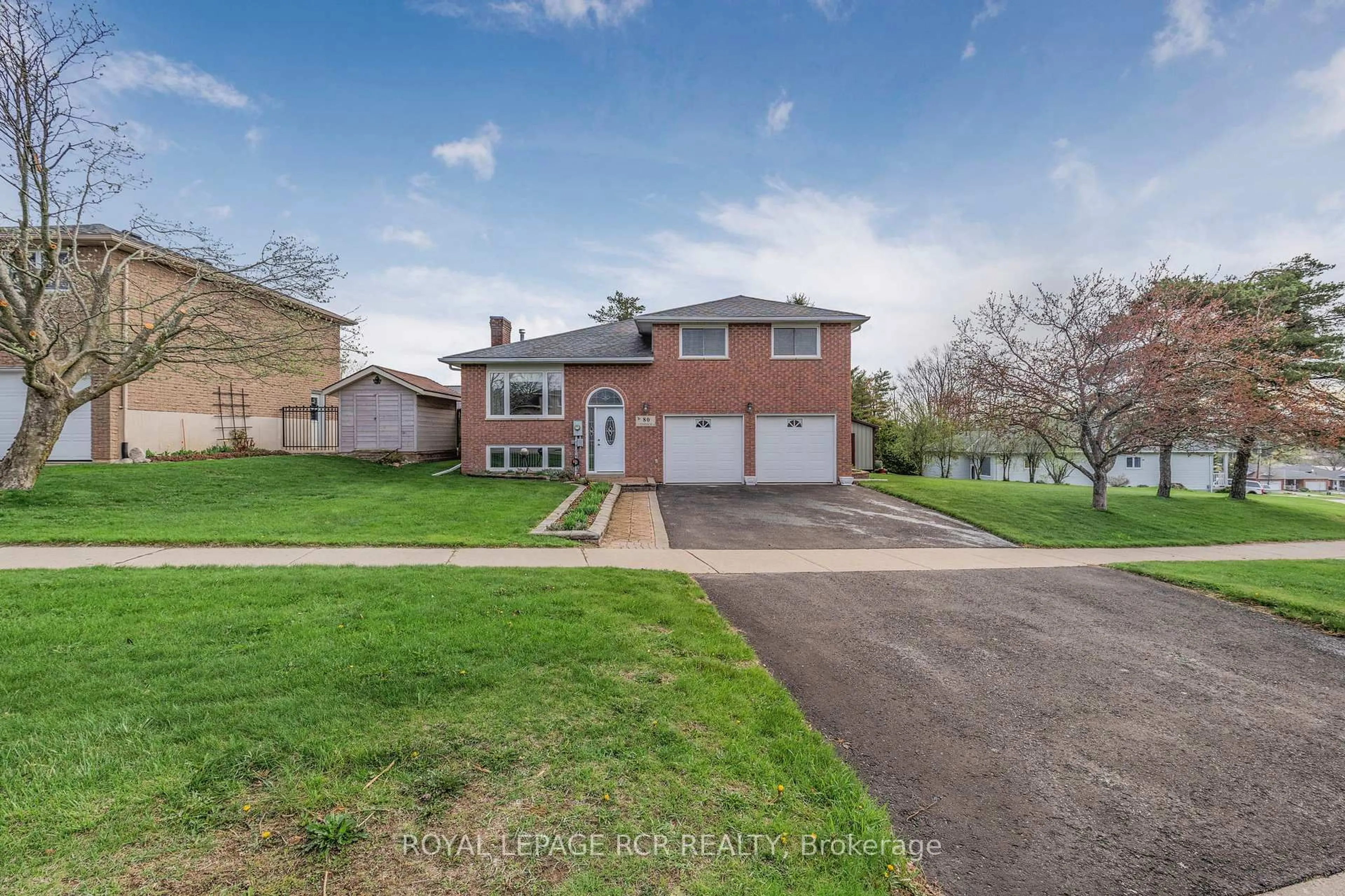 A pic from outside/outdoor area/front of a property/back of a property/a pic from drone, street for 80 Woodside Dr, Orillia Ontario L3V 7N9