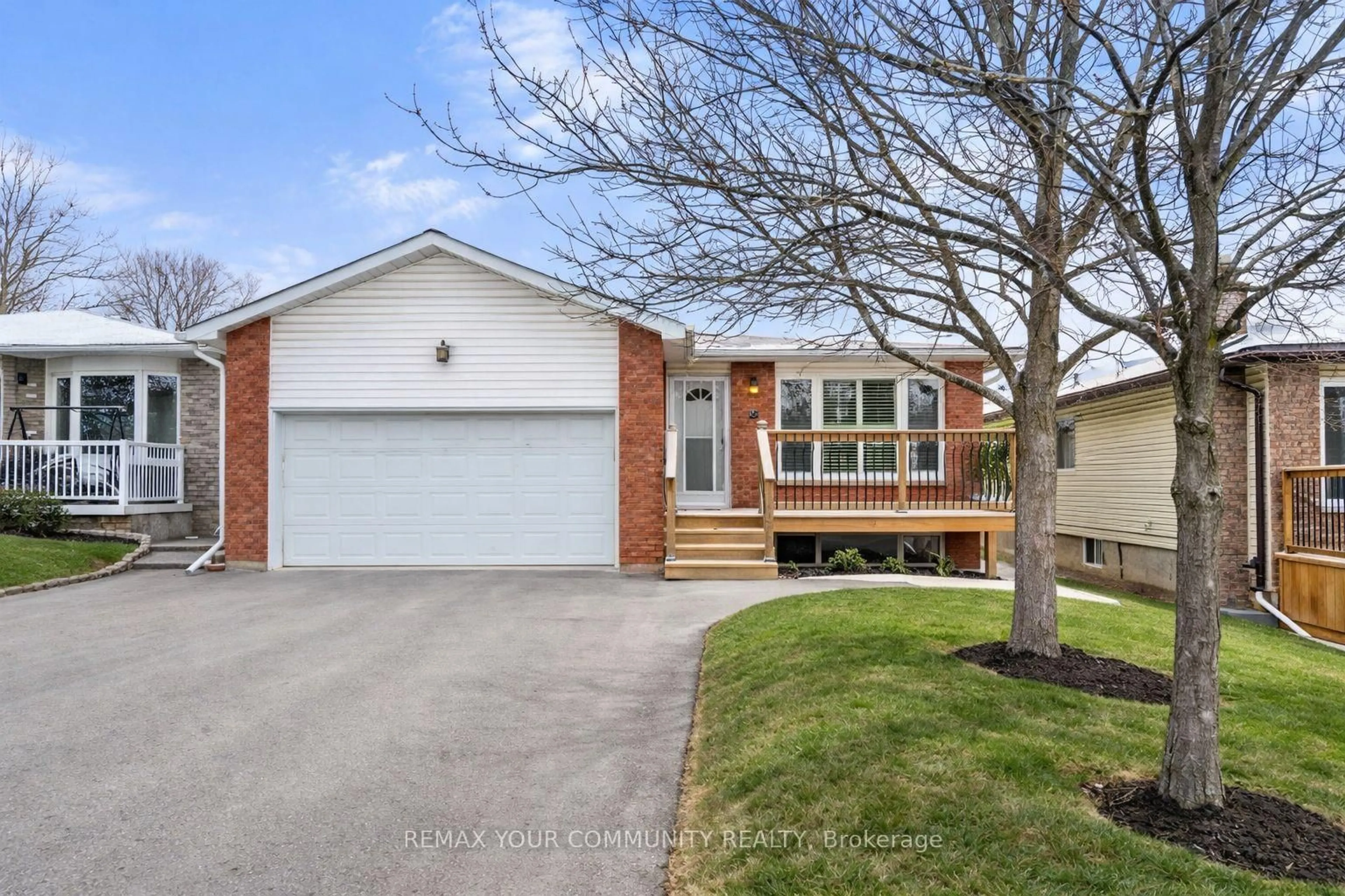 Home with brick exterior material, street for 28 Moon Dr, Barrie Ontario L4N 7G7