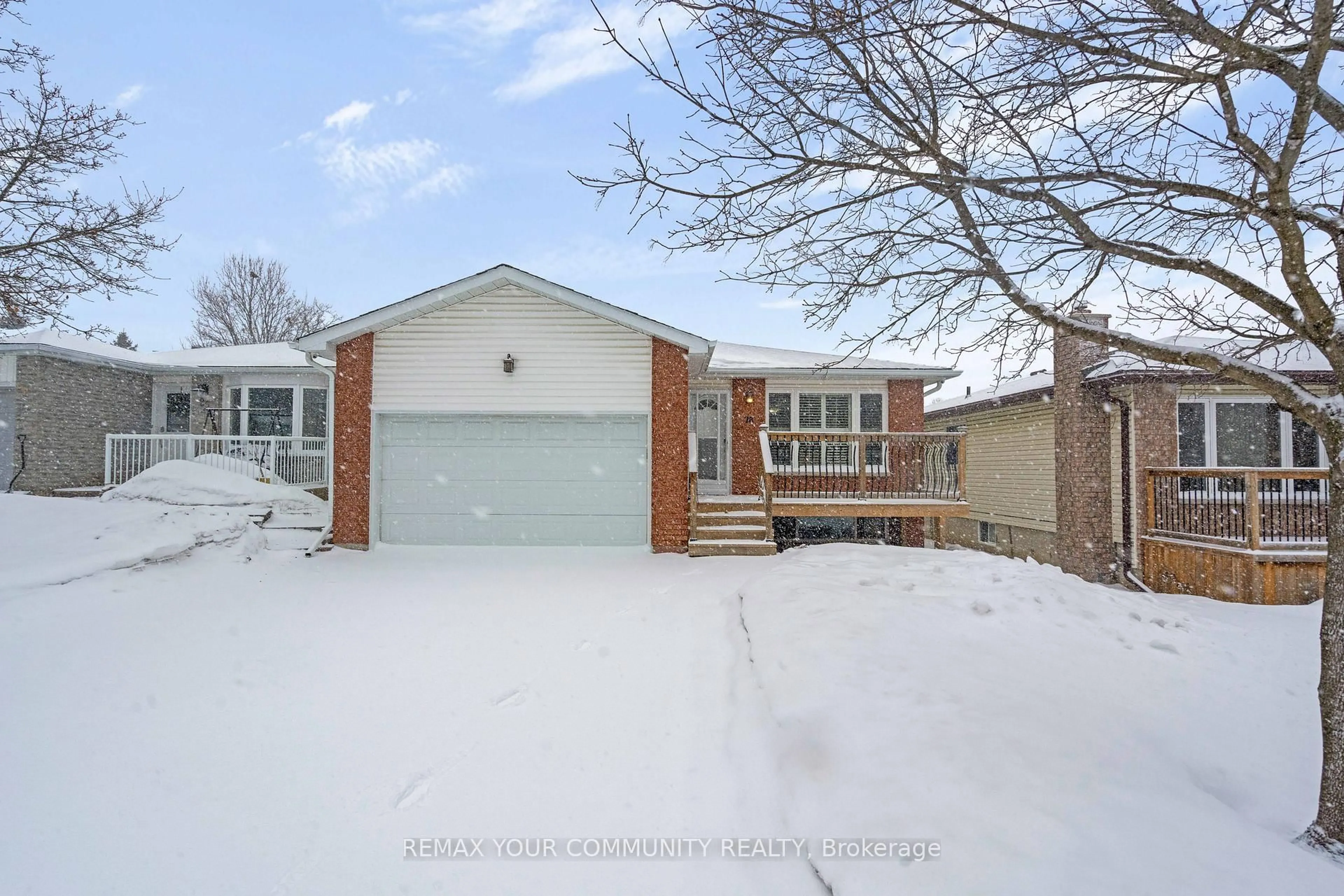 A pic from outside/outdoor area/front of a property/back of a property/a pic from drone, street for 28 Moon Dr, Barrie Ontario L4N 7G7