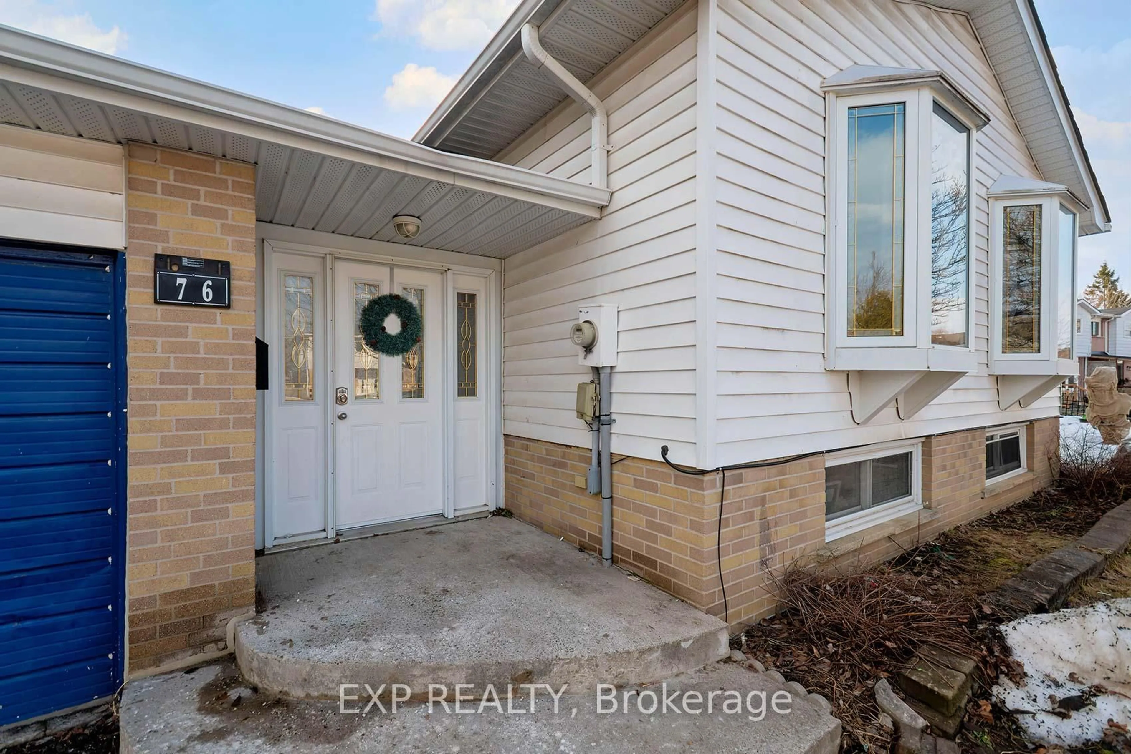 Indoor entryway for 76 Bernick Dr, Barrie Ontario L4M 2V6