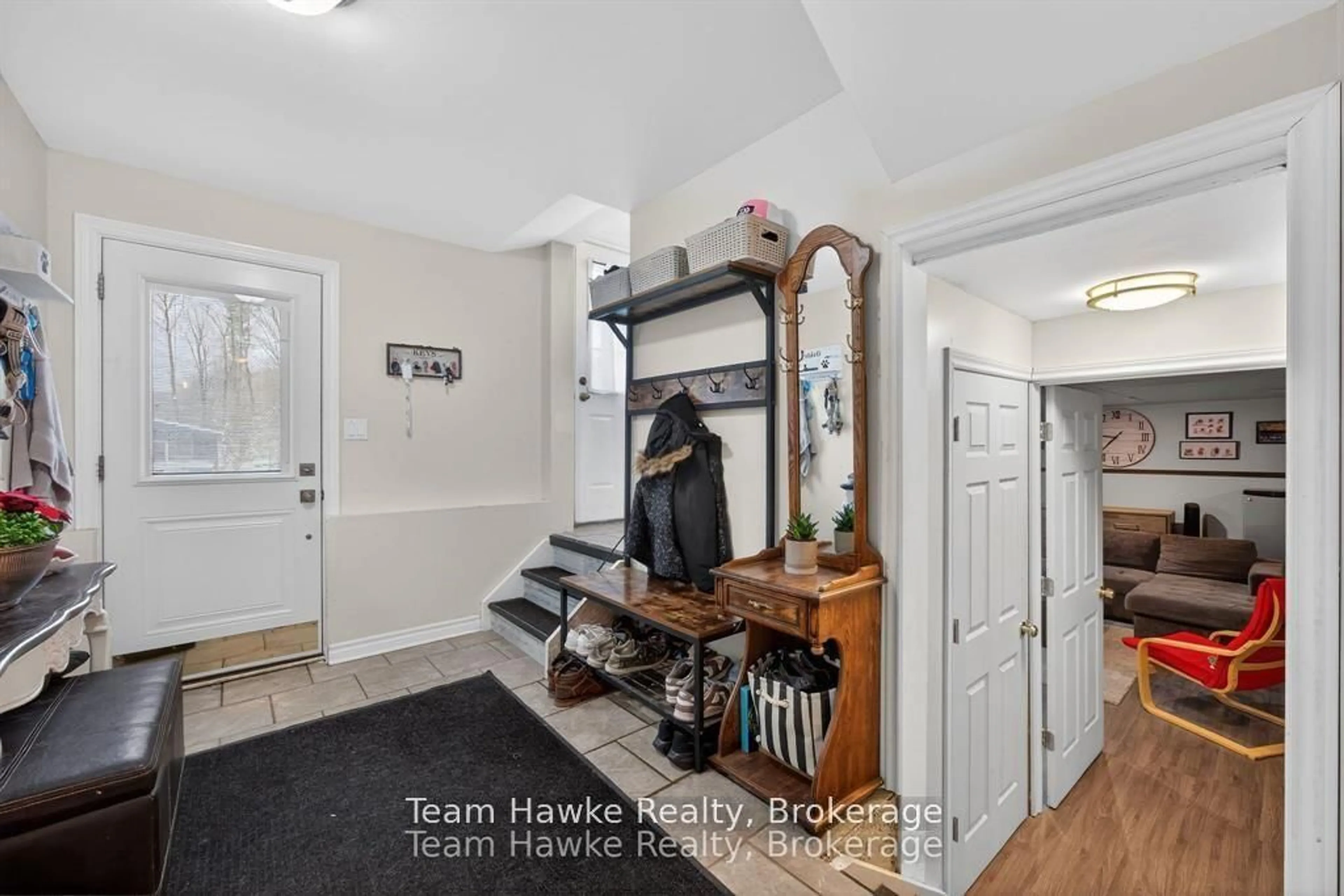 Indoor entryway for 50 Laurier Blvd, Tiny Ontario L9M 0J2
