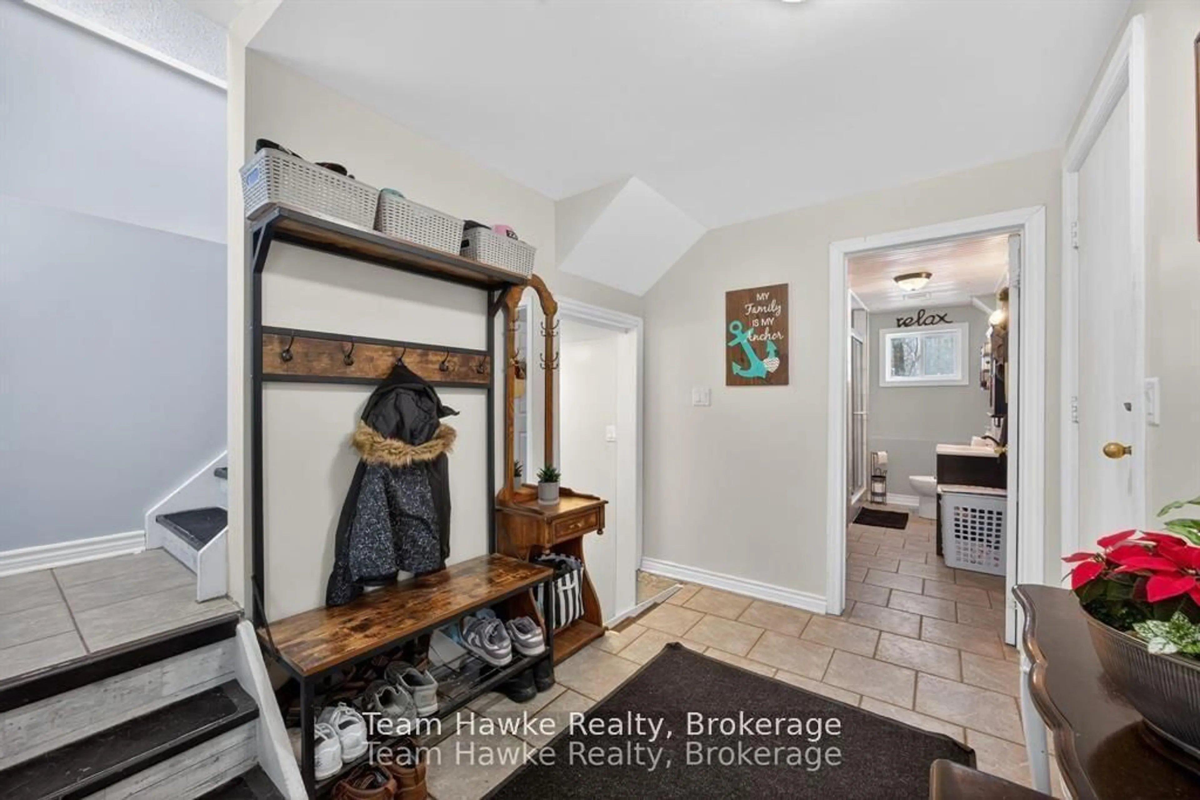 Indoor entryway for 50 Laurier Blvd, Tiny Ontario L9M 0J2