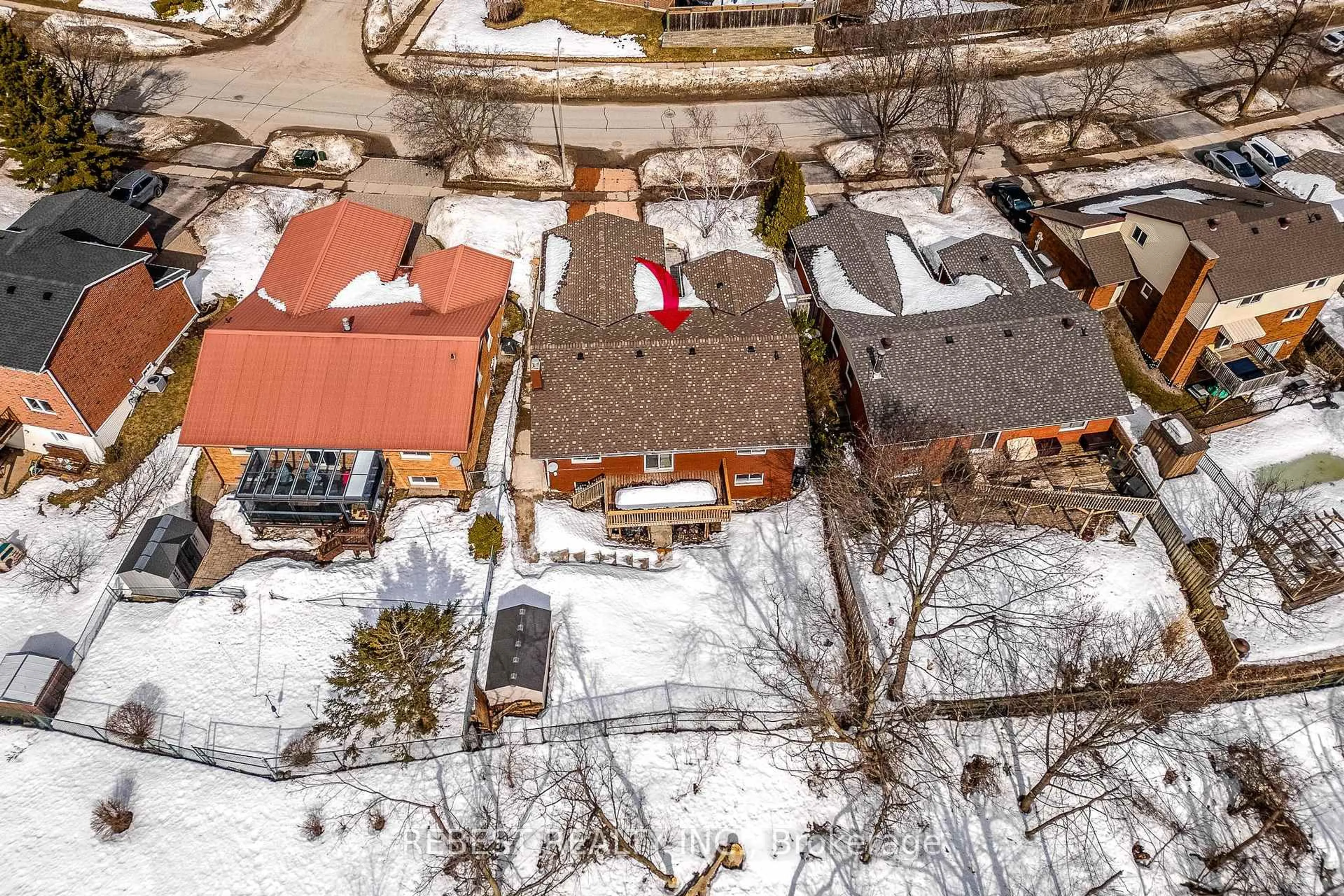 A pic from outside/outdoor area/front of a property/back of a property/a pic from drone, street for 92 LILLIAN Cres, Barrie Ontario L4N 5H7