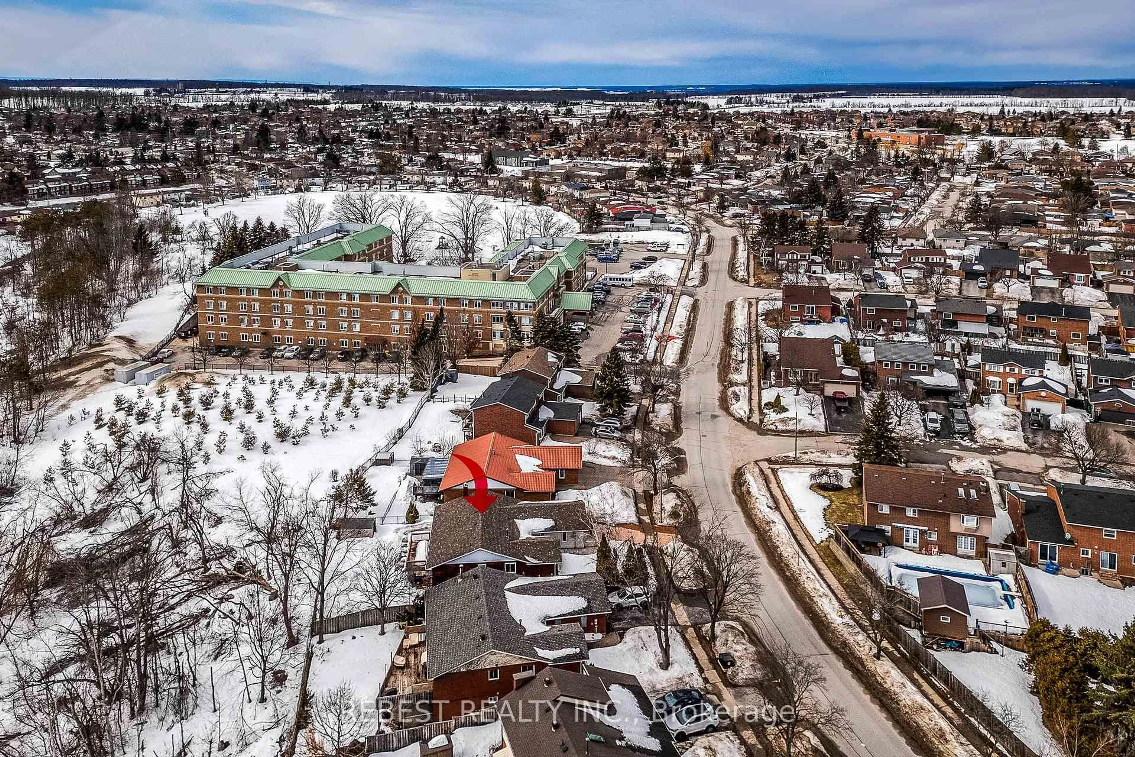 A pic from outside/outdoor area/front of a property/back of a property/a pic from drone, street for 92 LILLIAN Cres, Barrie Ontario L4N 5H7