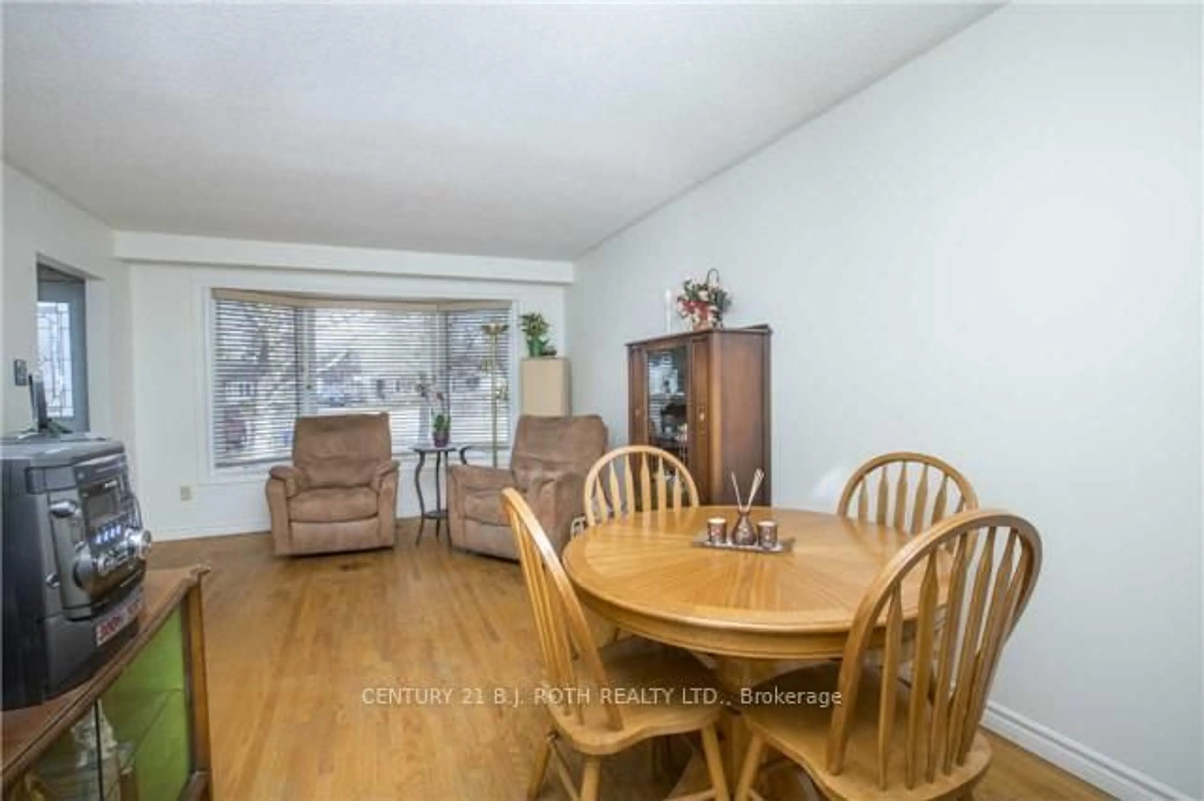Dining room, wood/laminate floor for 17 Burbank Pl, Barrie Ontario L4M 2S8