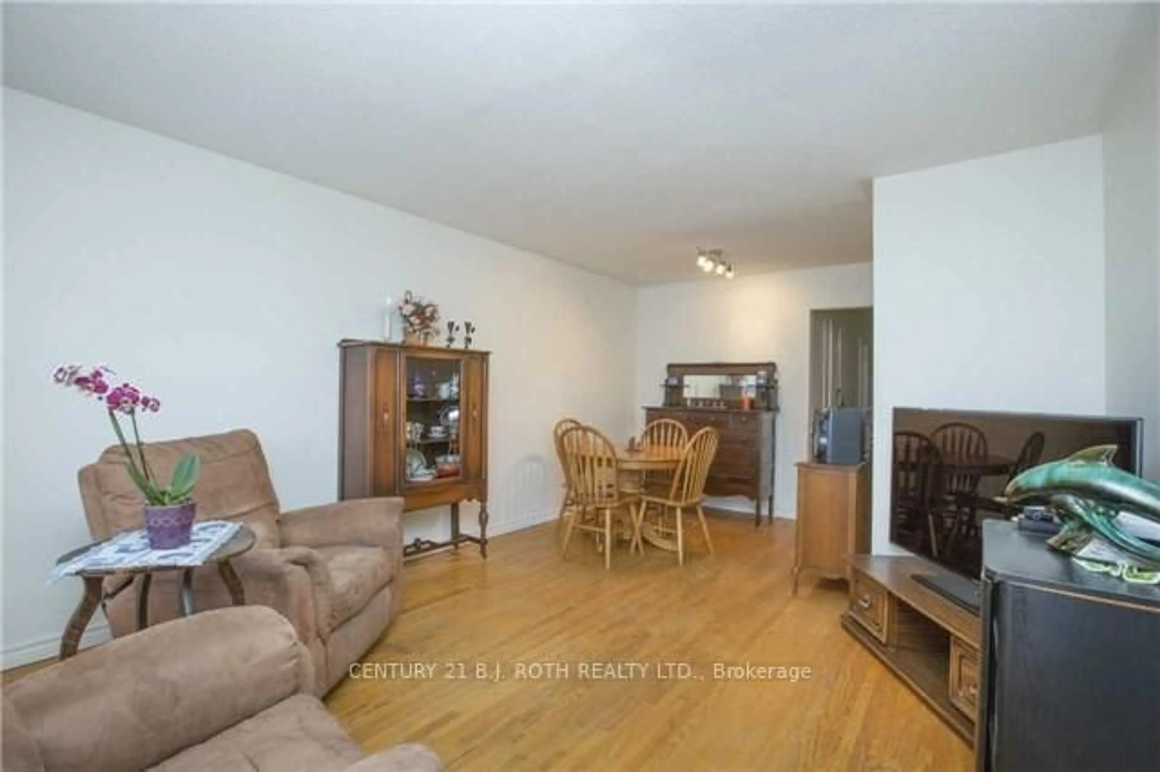 Living room with furniture, wood/laminate floor for 17 Burbank Pl, Barrie Ontario L4M 2S8