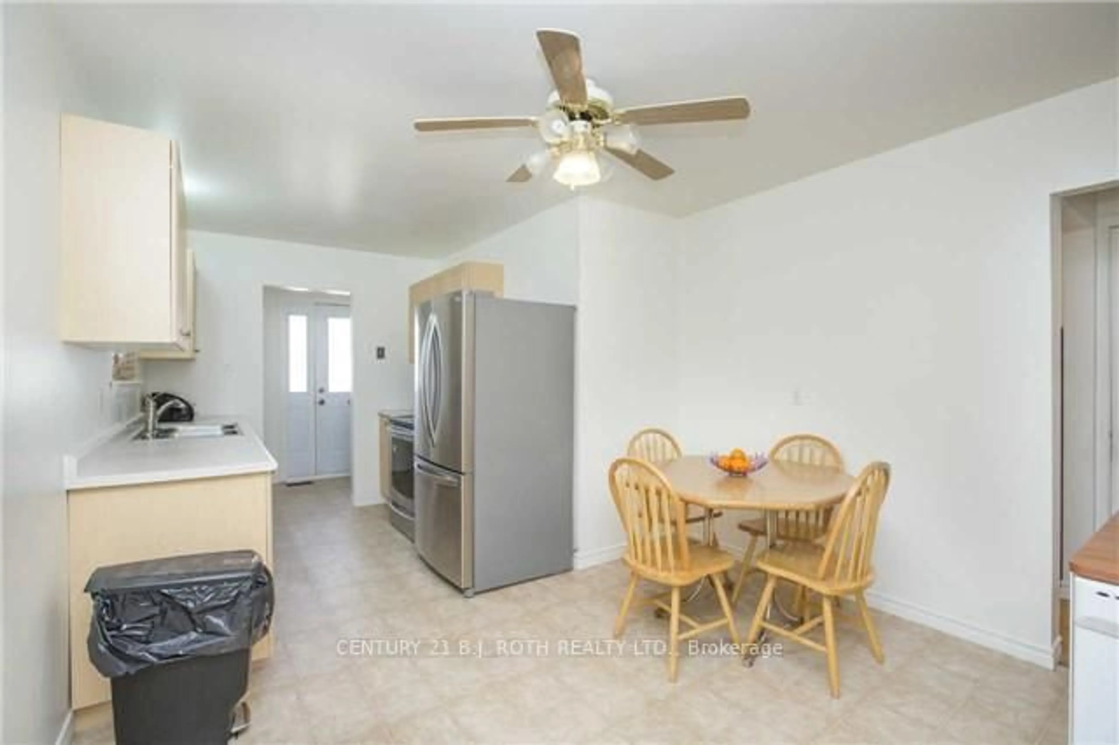 Standard kitchen, ceramic/tile floor for 17 Burbank Pl, Barrie Ontario L4M 2S8