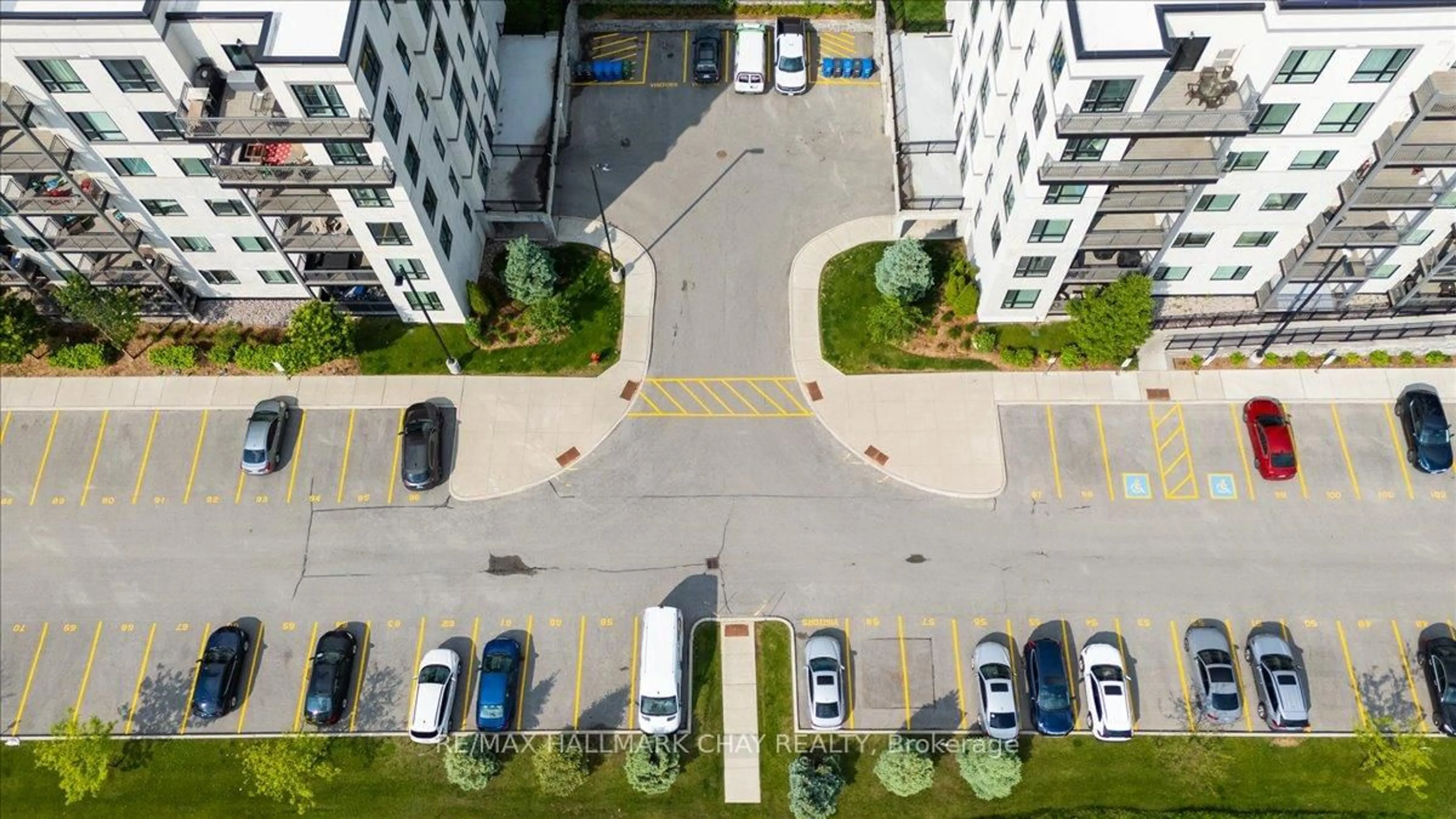 A pic from outside/outdoor area/front of a property/back of a property/a pic from drone, city buildings view from balcony for 299 Cundles Rd #610, Barrie Ontario L4M 5J7
