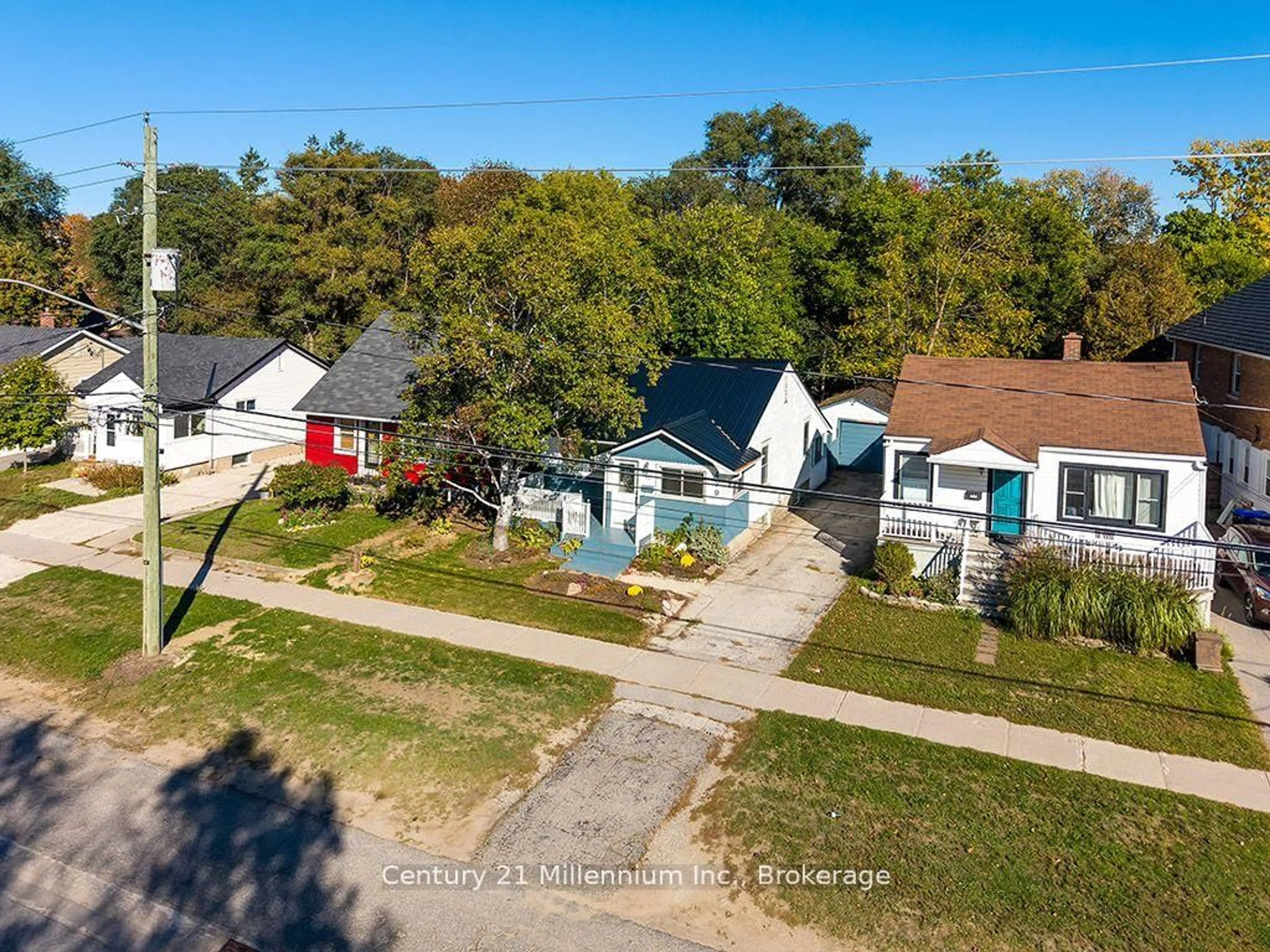 A pic from outside/outdoor area/front of a property/back of a property/a pic from drone, street for 479 Hurontario St, Collingwood Ontario L9Y 2M7