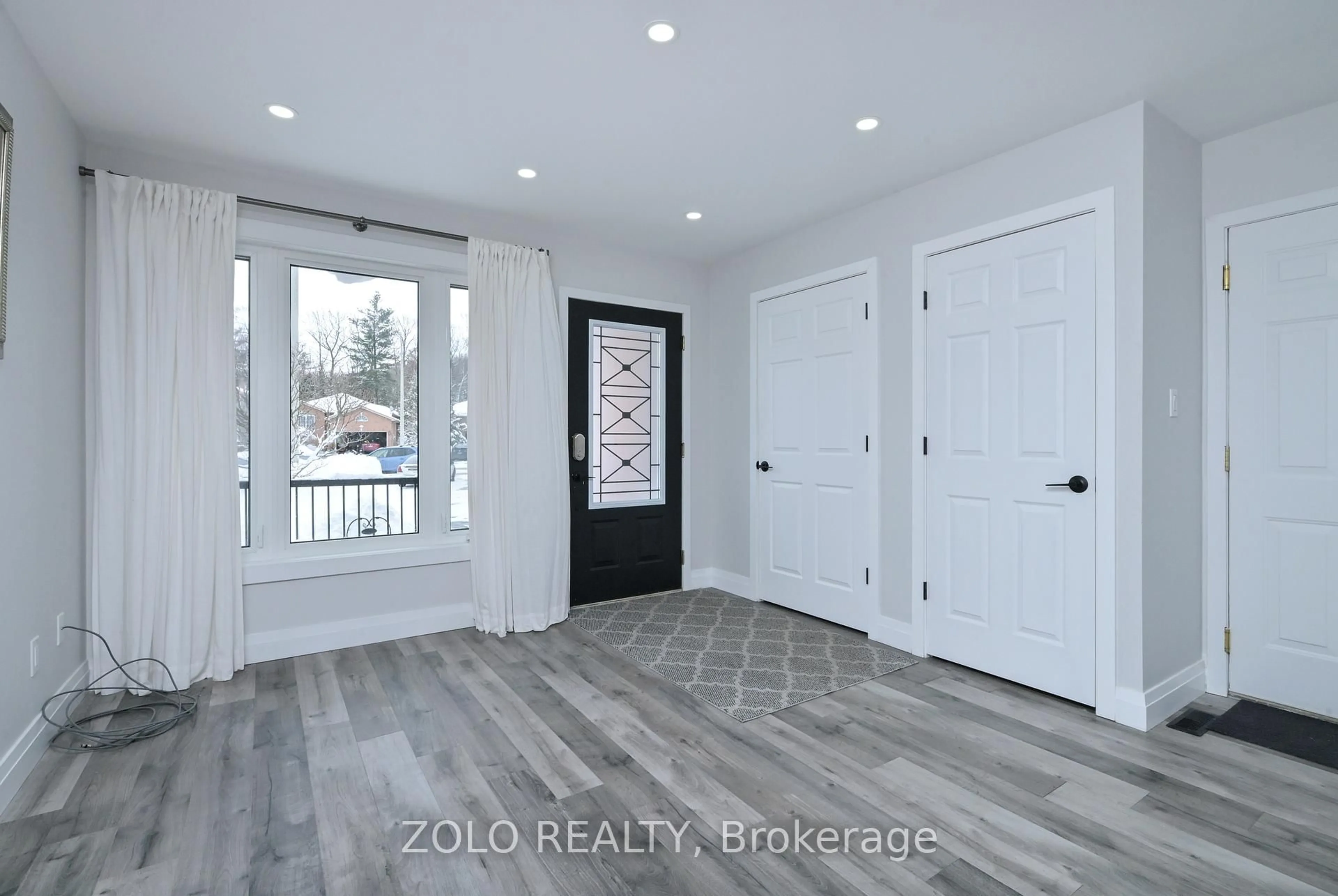 Indoor entryway for 10 St. Bruno's Circ, Barrie Ontario L4N 0B9