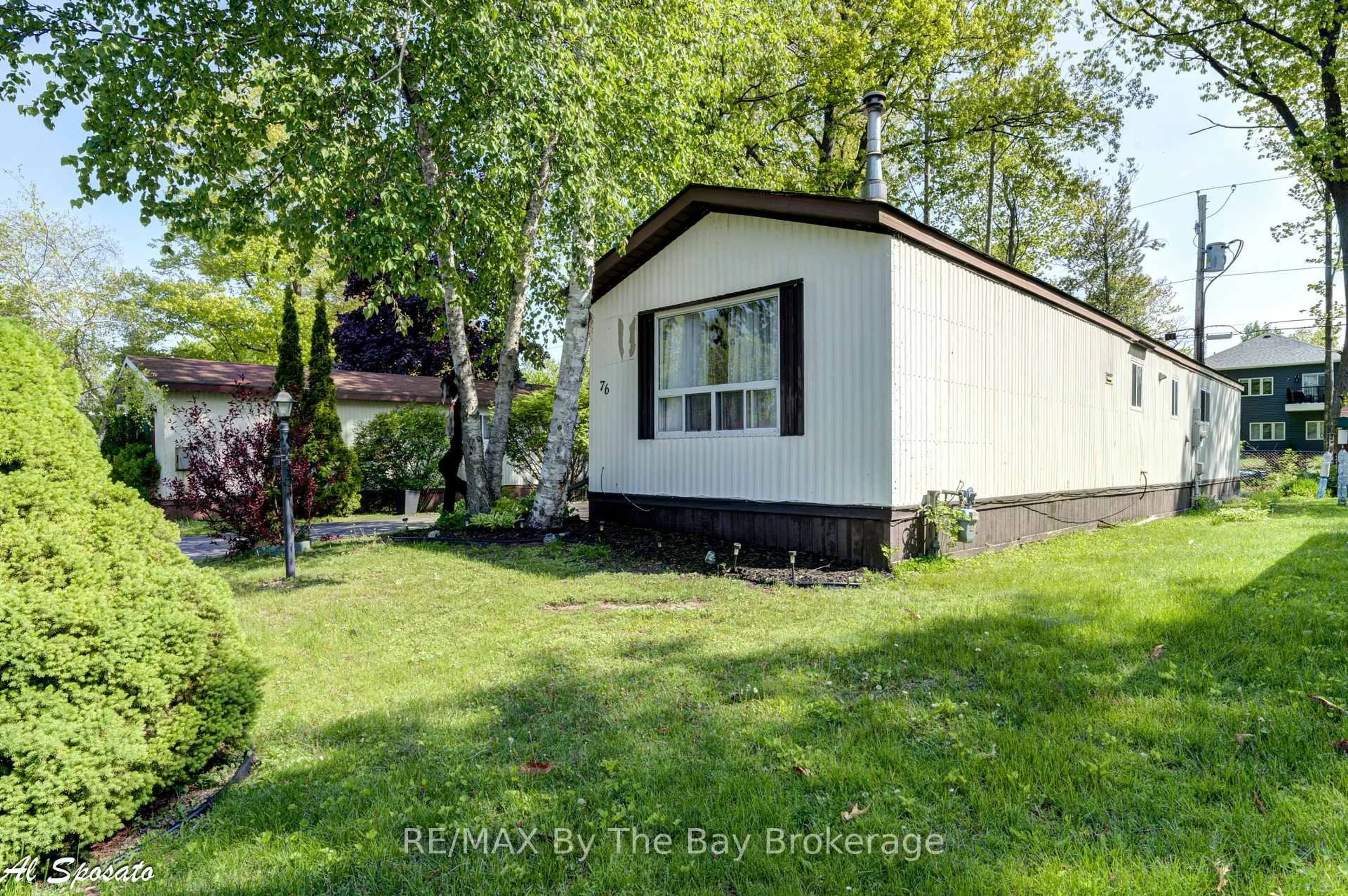 Home with vinyl exterior material, street for 76 Georgian Glen Dr, Wasaga Beach Ontario L9Z 1K7